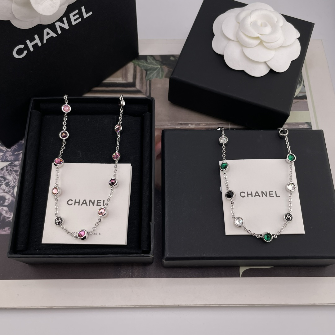 NO:942515,88220 [Fragrant multi-colored diamond necklace] Z 10500 large quantity. Consult customer Fu 26 for the latest series!  The old rule is first come first served. A huge and explosive necklace!  Green and pink colors!  It's so beautiful that your heart is moved at first glance. It's so beautiful that your heart is moved by the simple and classic logo shape!  Very heavy duty!  Double-sided Swarovski diamonds!  The kaleidoscope-cut super Bling upper body is simply not too beautiful. It has its own fairy spirit, a sense of high-end, exquisiteness, versatile, and durable. The more you look at it, the more you like it!  Low-key, luxurious and elegant, it is an eternal classic and will never go out of style!  The same earrings, necklaces and bracelets are developed simultaneously!  Close your eyes, necklace, bracelet, Cartier high-end jewelry1986090988220【香多彩钻项链】Z 10500量大咨询客Fu 26最新款系列！老规矩先到先得巨巨巨爆的一款项链！绿色,粉色两个颜色！绝美一眼心动真心美到心巴上了简约又经典的Logo造型！非常重工！双面施华洛钻！万花筒切割超级Bling上身简直不要太美啦自带仙气,高级感拉满精致,百搭,耐看,越看越喜欢的那种！低调奢华优雅,是永恒的经典,永不过时！同款耳钉,项链,手链同步开发！闭眼冲,,necklace,bracelet,卡迪亚高端饰品,Jewelry