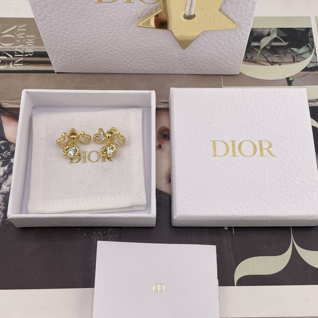 NO:942608,88160【D Ribbon Bow Diamond Stud Earrings】Z!  The latest series of Fu26, which has a large number of consulting customers, is the first to be released on the entire network. It is really the ceiling of the gentle world, with golden twisted bows + Swarovski diamonds. It combines gentleness and sophistication, and can be perfectly controlled for commuting, work, or dating. It is the kind of long-lasting beauty that can withstand finessing, earrings, Cartier high-end jewelry1986090988160【D丝带蝴蝶结吊钻耳钉】Z ！量大咨询客Fu26年最新系列全网首发耳环真的是温柔界的天花板金色扭纹蝴蝶结＋施华洛钻,把温柔与精致拿捏通勤职场还是约会小聚,它都能完美驾驭是那种经得起细品的长久美丽,,earrings,卡迪亚高端饰品,Jewelry