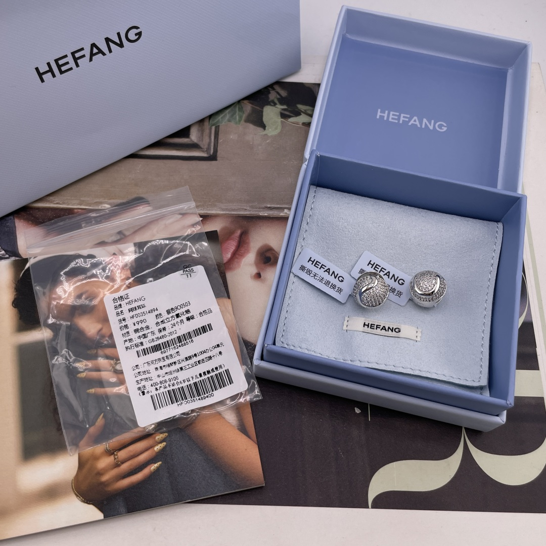 【【HF满钻网球耳钉】Z 990,高叶同款💗金色,银色两个颜色!!力量与美的结合!一面满镶钻设计✨一面光面logo设计, 【【HF满钻网球耳钉】Z 990,高叶同款💗金色,银色两个颜色!!力量与美的结合!一面满镶钻设计✨一面光面logo设计,