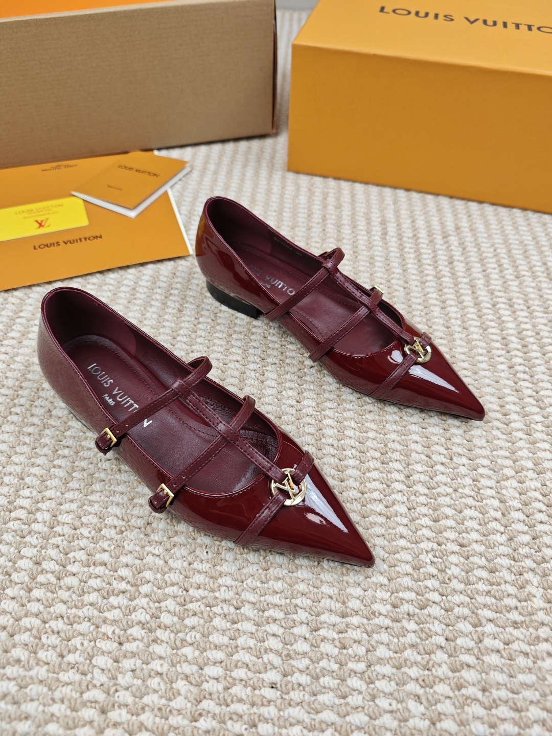 NO:174228,LV | Louis Vuitton 25 2025 New early spring model Top version The counter focuses on the latest model 6AM flat-soled pointed ballet shoes series hard goods on new purchase level!  Full of high-end feeling!  A popular model from domestic and foreign bloggers, retro and fashionable, beautiful!  Official website main model★ ━━━━━━ t ━━━━━━━━━━━━━━━━━━━━━━━━━━━━━━━━━━━━━━━━━━━━━━━─────────────────────────────────────────────────────────────────────────────────────────────────────────────────�19860909LV | 路易威登 25 2025 早春新款 顶级版本 专柜主打最新款 6AM平底尖头芭蕾鞋系列硬货上新 代购级别！高级感十足！国内外博主刷爆的一款,复古又时髦上脚美炸了！官网主推款★ ━━━━━ t ━━━━━ 鞋面原版特定牛漆皮 内里进口羊皮里 大底原版意大利真皮大底 跟高1.2cm 鞋码35-42【40.41.42定做】,单鞋,louis vuitton,louis vuitton,sheepskin,Leather soles,Women's Shoes