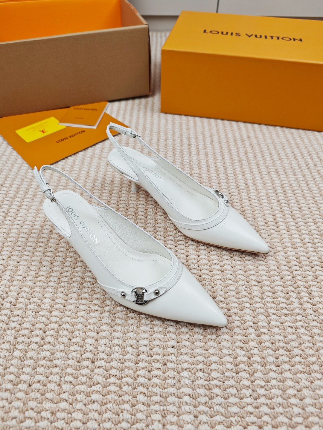 NO:174211,LV | Louis Vuitton 25 2025 New early spring model Top version The counter focuses on the latest model 6AM flat-soled pointed ballet shoes series hard goods on new purchase level!  Full of high-end feeling!  A popular model from domestic and foreign bloggers, retro and fashionable, beautiful!  Official website main model★ ━━━━━━ t ━━━━━━━━━━━━━━━━━━━━━━━━━━━━━━━━━━━━━━━━━━━━━━━━━─Original specific calf leather inner imported sheepskin outsole original Italian genuine leather outsole heel height 1.2cm shoe size 35-42 [40.41.42 customized], single shoes, louis vuitton, louis vuitton, cowhide, she19860909LV | 路易威登 25 2025 早春新款 顶级版本 专柜主打最新款 6AM平底尖头芭蕾鞋系列硬货上新 代购级别！高级感十足！国内外博主刷爆的一款,复古又时髦上脚美炸了！官网主推款★ ━━━━━ t ━━━━━ 鞋面原版特定小牛皮 内里进口羊皮里 大底原版意大利真皮大底 跟高1.2cm 鞋码35-42【40.41.42定做】,单鞋,louis vuitton,louis vuitton,cowhide,sheepskin,Leather soles,Women's Shoes