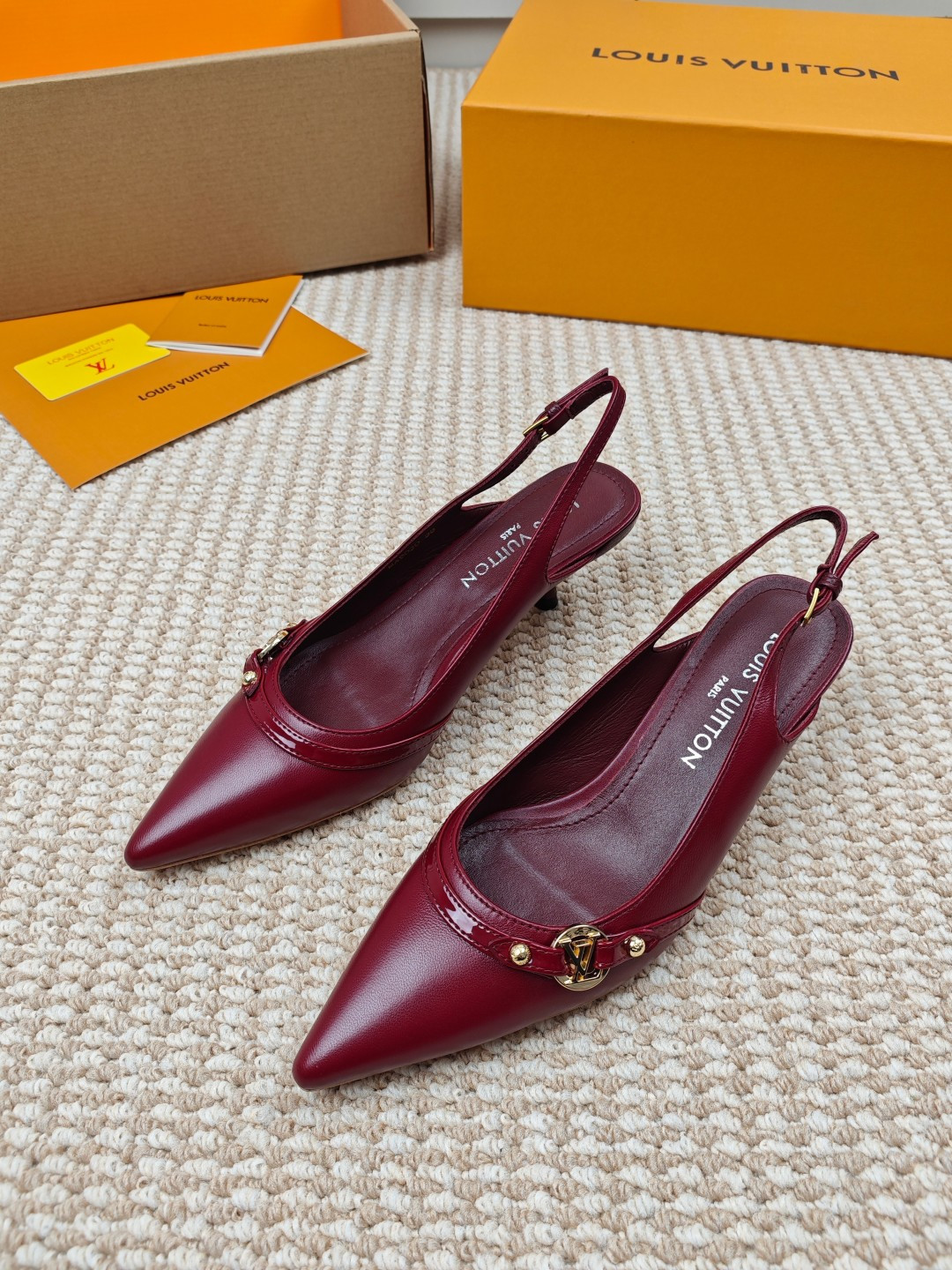 NO:174213,LV | Louis Vuitton 25 2025 New early spring model Top version The counter focuses on the latest model 6AM flat-soled pointed ballet shoes series hard goods on new purchase level!  Full of high-end feeling!  A popular model from domestic and foreign bloggers, retro and fashionable, beautiful!  Official website main model★ ━━━━━━ t ━━━━━━━━━━━━━━━━━━━━━━━━━━━━━━━━━━━━━━━━━━━━━━━─────────────────────────────────────────────────────────────────────────────────────────────────────────────────�19860909LV | 路易威登 25 2025 早春新款 顶级版本 专柜主打最新款 6AM平底尖头芭蕾鞋系列硬货上新 代购级别！高级感十足！国内外博主刷爆的一款,复古又时髦上脚美炸了！官网主推款★ ━━━━━ t ━━━━━ 鞋面原版特定牛漆皮 内里进口羊皮里 大底原版意大利真皮大底 跟高1.2cm 鞋码35-42【40.41.42定做】,单鞋,louis vuitton,louis vuitton,sheepskin,Leather soles,Women's Shoes