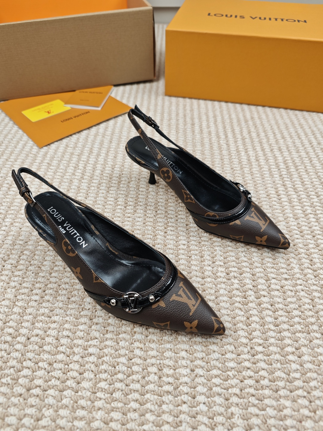 NO:174215,LV | Louis Vuitton 25 2025 New early spring model Top version The counter focuses on the latest model 6AM flat-soled pointed ballet shoes series hard goods on new purchase level!  Full of high-end feeling!  A popular model from domestic and foreign bloggers, retro and fashionable, beautiful!  Official website main model★ ━━━━━━ t ━━━━━━━━━━━━━━━━━━━━━━━━━━━━━━━━━━━━━━━━━━━━━━━━━━─Original specific brand of presbyopia, inner lining imported sheepskin, original Italian genuine leather outsole, heel height 1.2cm, shoe size 35-42【40.41.42 Customized】, single shoes, louis vuitton, louis vuitton, sheepskin, Leather soles19860909LV | 路易威登 25 2025 早春新款 顶级版本 专柜主打最新款 6AM平底尖头芭蕾鞋系列硬货上新 代购级别！高级感十足！国内外博主刷爆的一款,复古又时髦上脚美炸了！官网主推款★ ━━━━━ t ━━━━━ 鞋面原版特定品牌老花 内里进口羊皮里 大底原版意大利真皮大底 跟高1.2cm 鞋码35-42【40.41.42定做】,单鞋,louis vuitton,louis vuitton,sheepskin,Leather soles,Women's Shoes