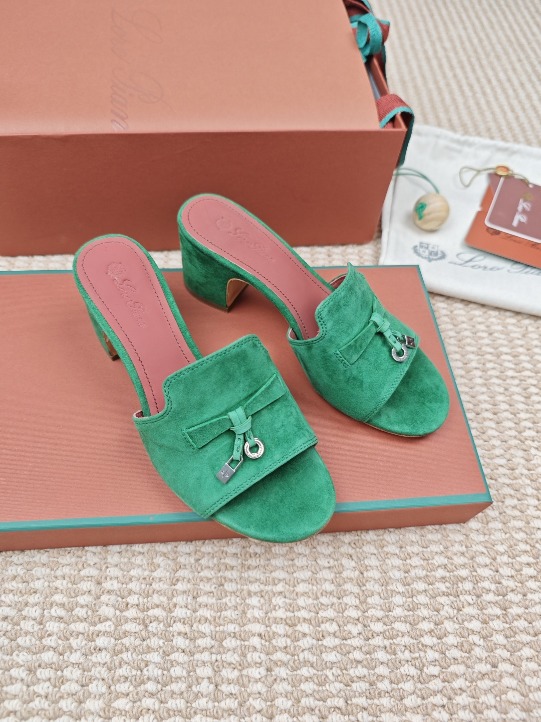 NO:164577,Upgraded version (mainly multi-color) New LP product is available for sale Loro Piana (same knitted slippers on the official website | made of Wish Yangjing fabric | upper is made of unique knitted fabric | double-layer sheepskin, footbed silk sheepskin, all-round one-to-one recovery counter process | high process process | imported genuine leather sole from Italy Original craft sole | is definitely not a common heavy rubber sole on the market Size35-42 size (40.41.42 customization) [full set of high-end packaging] Super super hot, slippers, loro piga, loro piga, slippers, sheepskin, sheep19860909升级高版本(主打多色)  LP新品发售Loro Piana(官网同款针织拖鞋｜采用 Wish 羊京面料制作｜鞋面采用独特针织面料制作工艺｜双层羊皮,垫脚丝绸羊皮,全方位一比一复原专柜工艺流程｜高工艺工艺流程｜意大利进口真皮底 原版工艺大底｜绝非市面普通笨重胶底 Size35-42码（40.41.42定制）【全套高级包装】 超级超级火爆,拖鞋,loro piana,loro piana,slippers,sheepskin,sheep,Women's Shoes