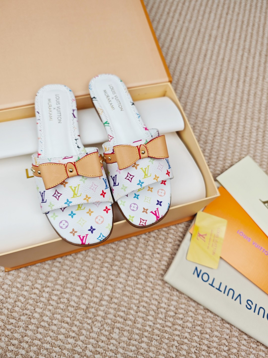 NO:231754,Glue-soled leather sole LV | Louis Vuitton 25 early spring new model, top version, the original version is consistent, the counter focuses on the latest model LV X TM 6AM Murakami Takashi's joint bow flat slippers, hard goods are on the new BS purchasing level!  Full of high-end feeling!  A popular model from domestic and foreign bloggers, retro and fashionable, beautiful!  Official website main model★ ━━━━━ t ━━━━━━━━━━━━━ High custom rainbow color presbyterian leather imported inner lining original Italian leather injection molded outsole shoe size: 35-39 (34, 40, 41, 42 customized), slippers, louis vuitton, louis vuitton, slippers, sheepskin19860909胶底皮底 LV | 路易威登 25  早春新款 顶级版本原版一致 专柜主打最新款 LV X TM 6AM 村上隆联名款蝴蝶结平底拖鞋 硬货上新 BS代购级别！高级感十足！国内外博主刷爆的一款,复古又时髦上脚美炸了！官网主推款★ ━━━━━ t ━━━━━ 鞋面高定制彩虹色老花皮 内里进口羊皮里 大底原版意大利真皮注塑大底 鞋码: 35-39（34、40、41、42定制）,拖鞋,louis vuitton,louis vuitton,slippers,sheepskin,Women's Shoes