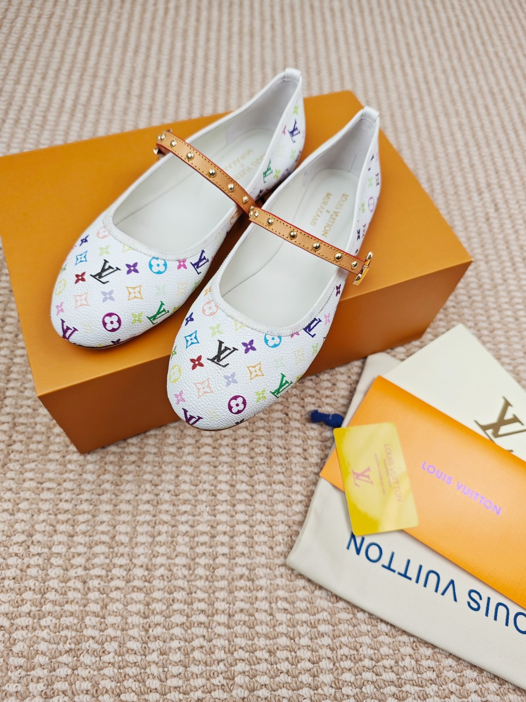 NO:235212,LV | Louis Vuitton 25 2025 New early spring model, top version, the original version is consistent, the counter is the latest model LV X TM 6AM Murakami Takashi's joint bow flat slippers, hard goods are on the newest BS purchasing level!  Full of high-end feeling!  A popular model from domestic and foreign bloggers, retro and fashionable, beautiful!  Official website main model★ ━━━━━ t ━━━━━━━━━━━━━ High custom rainbow color presbyterian leather imported inner lining outsole original Italian genuine leather injection molded outsole shoe size: 35-39 (34, 40, 41, 42 customized), sandals, louis vuitton, louis vuitton, sandals, slippers, sheepskin19860909LV | 路易威登 25 2025 早春新款 顶级版本原版一致 专柜主打最新款 LV X TM 6AM 村上隆联名款蝴蝶结平底拖鞋 硬货上新 BS代购级别！高级感十足！国内外博主刷爆的一款,复古又时髦上脚美炸了！官网主推款★ ━━━━━ t ━━━━━ 鞋面高定制彩虹色老花皮 内里进口羊皮里 大底原版意大利真皮注塑大底 鞋码: 35-39（34、40、41、42定制）,凉鞋,louis vuitton,louis vuitton,sandals,slippers,sheepskin,Women's Shoes