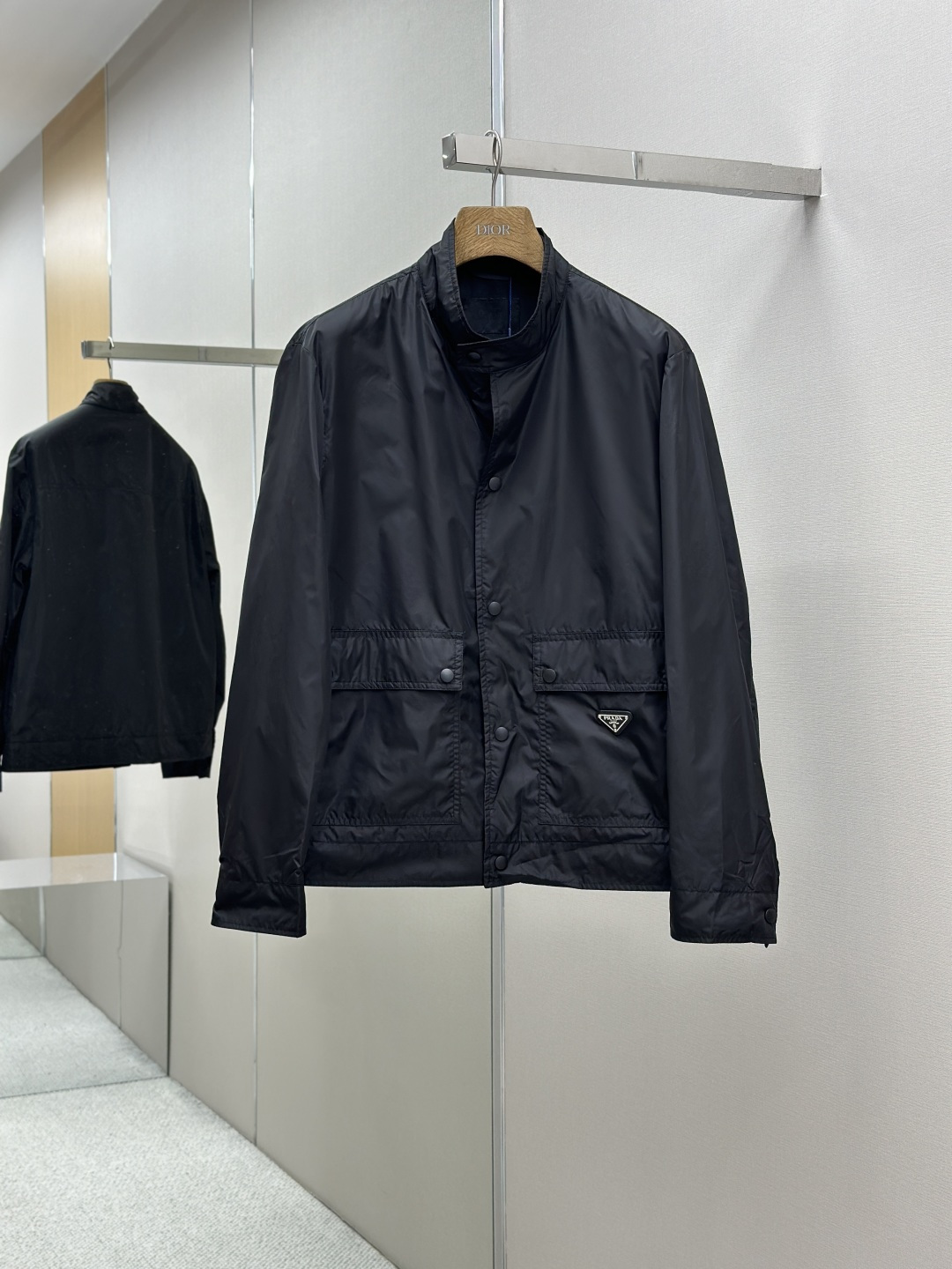 NO:496915,The same model on Prada’s official website, complete with three standards!  New men's jacket, fashionable and casual high-end version!  Customized fabrics for counters are breathable and comfortable, with impeccable details, and the brand element design concept reflects high quality. The feel is delicate and soft!  It is casually cut, with a great upper body style!  Code number M-3Xl.,,prada,jackets & coats,jackets & coats,alexander wang19860909普拉达官网同款,三标齐全！新款男士夹克外套,时尚休闲高端版本！专柜定制面料 透气舒适度高,细节无可挑剔,品牌元素设计理念,体现高品质.手感细腻柔软！呈现休闲裁剪,上身版型超赞！码数M-3Xl .,,prada,jackets & coats,jackets & coats,alexander wang,Men's clothing