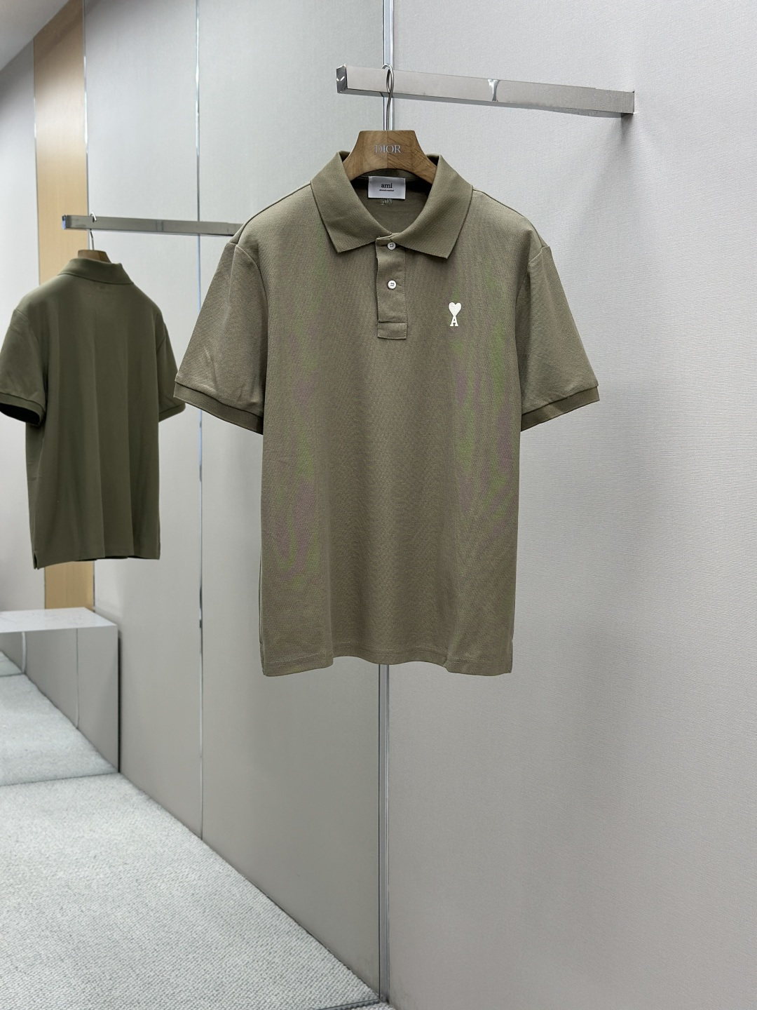 NO:414822,AMI 2025ss Small love-hearted white embroidered shirt lapel on the chest is the same short sleeves for men and women. It uses classic pearl-ground cotton fabric, and the customized dyed collar sleeves have no color difference with the clothes cloth. The packaging tag accessories are complete. Color hidden blue. Khaki. Number of S M L XL,,T-shirt,alexander wang.19860909AMI 2025ss 胸前小爱心白色刺绣款衫翻领男女同款短袖 采用经典珠地全棉面料,定制定染的衣领袖口做到与衣服布色无色差,包装吊牌辅料齐全 颜色藏蓝 卡其 码数S M L XL,,T-shirt,alexander wang,Men's clothing