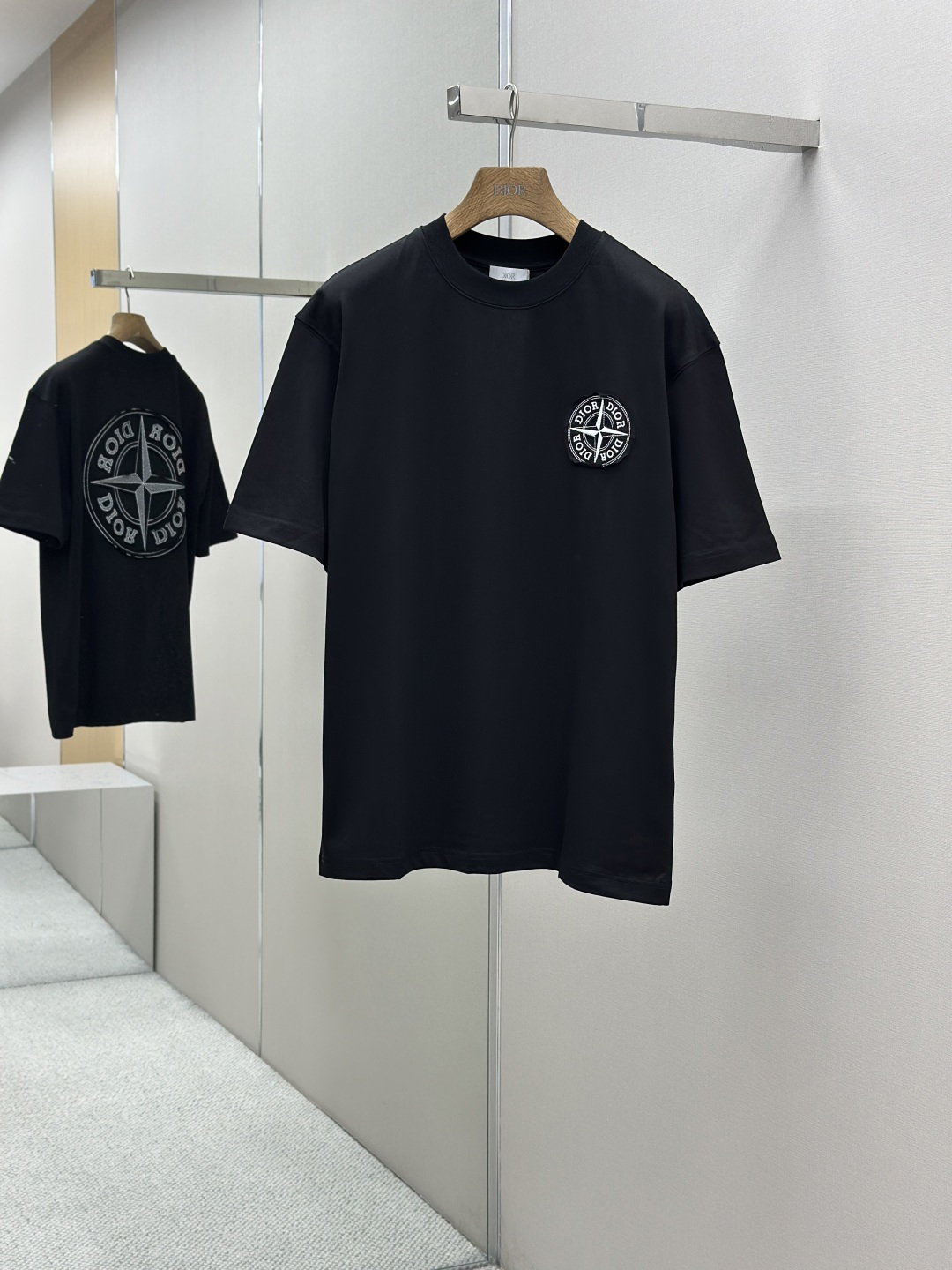 NO:433104,DIOR 25SS spring and summer new style first-time counter latest short-sleeved round-neck T-shirt, high-end customization, avant-garde and fashionable design!  Brand logo heavy craft design, high-end customized 240g fabric, soft feel, comfortable to wear, exquisite counter-level car line, fine workmanship, invincible and handsome upper body effect!  A must-have item for handsome men!  Color black. White. Number of codes M-XXXL, dior, T-shirt,tees, t-shirt,alexander wang19860909DIOR 25SS春夏新款首发专柜最新款短袖圆领T恤 高端订制 设计前卫时尚！品牌logo重工艺设计 高端定制240克面料.手感柔软.穿着舒适.专柜级别精致车线.做工精细.上身效果无敌帅气！型男必备单品！颜色黑色.白色.码数M-XXXL,,dior,T-shirt,tees，t-shirt,alexander wang,Men's clothing