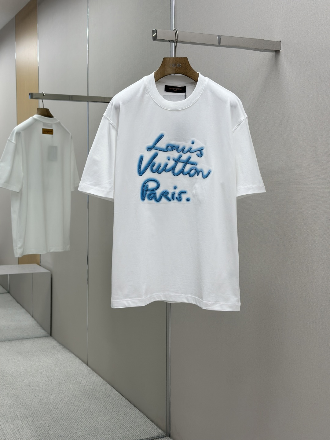 NO:433138,LV 25SS spring and summer new style first-time counter latest short-sleeved round-neck T-shirt, high-end customization, avant-garde and fashionable design!  Brand logo heavy craft design, high-end customized 240g fabric, soft feel, comfortable to wear, exquisite counter-level car line, fine workmanship, invincible and handsome upper body effect!  A must-have item for handsome men!  Color black. White. Number M-XXXL, louis vuitton, T-shirt,tees, t-shirt,alexander wang19860909LV 25SS春夏新款首发专柜最新款短袖圆领T恤 高端订制 设计前卫时尚！品牌logo重工艺设计 高端定制240克面料.手感柔软.穿着舒适.专柜级别精致车线.做工精细.上身效果无敌帅气！型男必备单品！颜色黑色.白色.码数M-XXXL,,louis vuitton,T-shirt,tees，t-shirt,alexander wang,Men's clothing