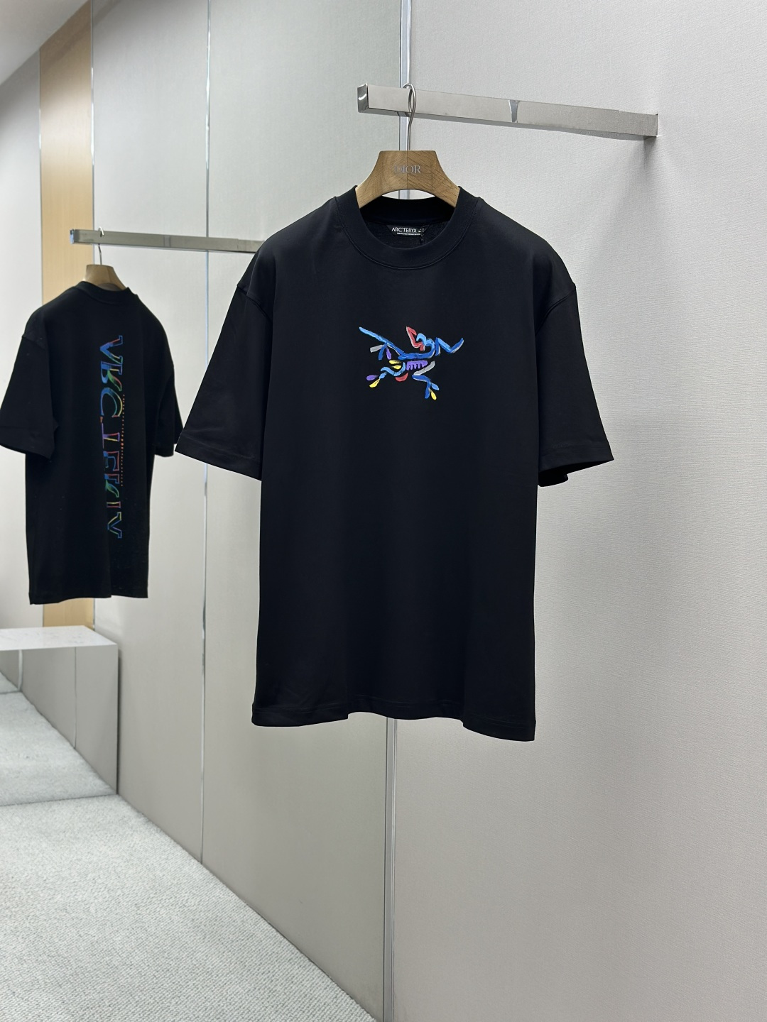 NO:433141,ARC 25SS spring and summer new style first-time counter latest short-sleeved round-neck T-shirt, high-end customization, avant-garde and fashionable design!  Brand logo heavy craft design, high-end customized 240g fabric, soft feel, comfortable to wear, exquisite counter-level car line, fine workmanship, invincible and handsome upper body effect!  A must-have item for handsome men!  Color black. White. Number of codes M-XXXL, T-shirt,tees, t-shirt,alexander wang19860909ARC 25SS春夏新款首发专柜最新款短袖圆领T恤 高端订制 设计前卫时尚！品牌logo重工艺设计 高端定制240克面料.手感柔软.穿着舒适.专柜级别精致车线.做工精细.上身效果无敌帅气！型男必备单品！颜色黑色.白色.码数M-XXXL,,T-shirt,tees，t-shirt,alexander wang,Men's clothing