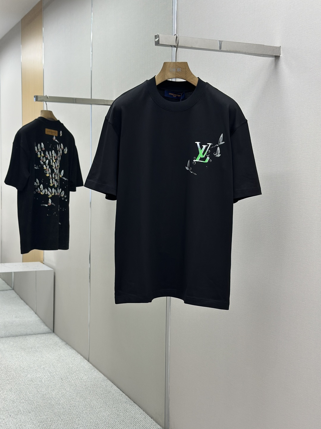 NO:433146,LV 25SS spring and summer new style first-time counter latest short-sleeved round-neck T-shirt, high-end customization, avant-garde and fashionable design!  Brand logo heavy craft design, high-end customized 240g fabric, soft feel, comfortable to wear, exquisite counter-level car line, fine workmanship, invincible and handsome upper body effect!  A must-have item for handsome men!  Color black. White. Number M-XXXL, louis vuitton, T-shirt,tees, t-shirt,alexander wang19860909LV 25SS春夏新款首发专柜最新款短袖圆领T恤 高端订制 设计前卫时尚！品牌logo重工艺设计 高端定制240克面料.手感柔软.穿着舒适.专柜级别精致车线.做工精细.上身效果无敌帅气！型男必备单品！颜色黑色.白色.码数M-XXXL,,louis vuitton,T-shirt,tees，t-shirt,alexander wang,Men's clothing