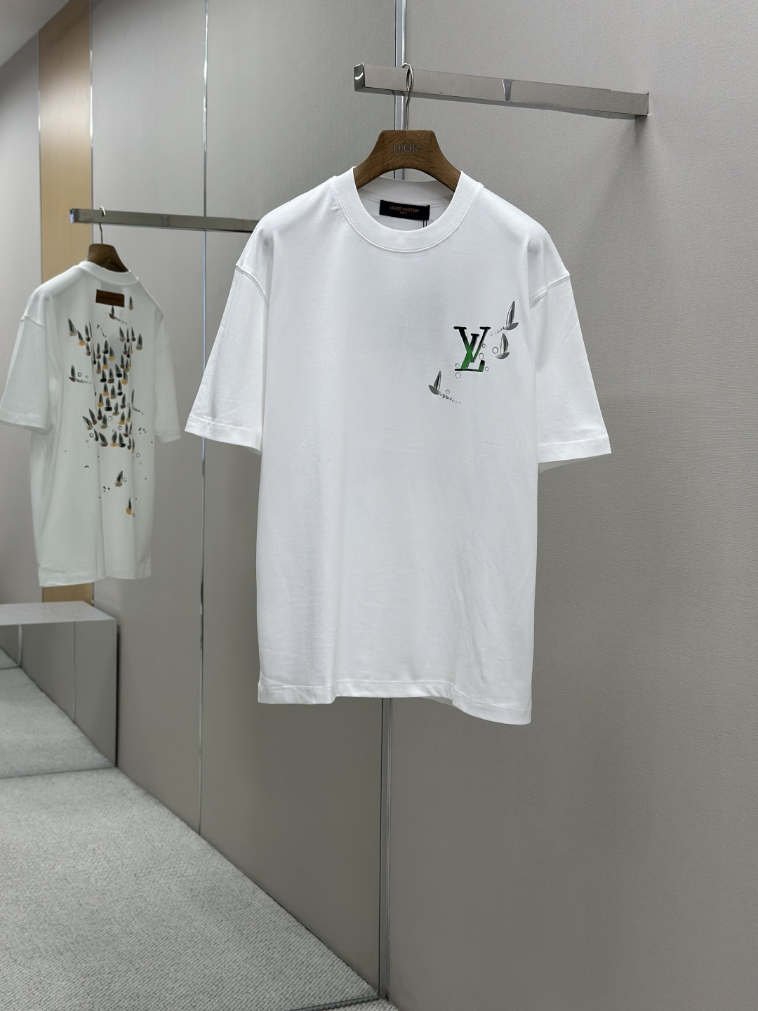 NO:414773,LV 25SS spring and summer new style first-time counter latest short-sleeved round-neck T-shirt, high-end customization, avant-garde and fashionable design!  Brand logo heavy craft design, high-end customized 240g fabric, soft feel, comfortable to wear, exquisite counter-level car line, fine workmanship, invincible and handsome upper body effect!  A must-have item for handsome men!  Color black. White. Number M-XXXL, louis vuitton, T-shirt,tees, t-shirt,alexander wang19860909LV 25SS春夏新款首发专柜最新款短袖圆领T恤 高端订制 设计前卫时尚！品牌logo重工艺设计 高端定制240克面料.手感柔软.穿着舒适.专柜级别精致车线.做工精细.上身效果无敌帅气！型男必备单品！颜色黑色.白色.码数M-XXXL,,louis vuitton,T-shirt,tees，t-shirt,alexander wang,Men's clothing