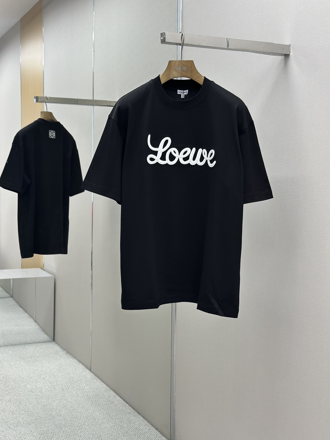 NO:433151,LOEWE 25SS spring and summer new style first-time counter latest short-sleeved round-neck T-shirt, high-end customization, avant-garde and fashionable design!  Brand logo heavy craft design, high-end customized 240g fabric, soft feel, comfortable to wear, exquisite counter-level car line, fine workmanship, invincible and handsome upper body effect!  A must-have item for handsome men!  Color black. White. Code number M-XXXL, loewe, T-shirt,tees, t-shirt,alexander wang19860909LOEWE 25SS春夏新款首发专柜最新款短袖圆领T恤 高端订制 设计前卫时尚！品牌logo重工艺设计 高端定制240克面料.手感柔软.穿着舒适.专柜级别精致车线.做工精细.上身效果无敌帅气！型男必备单品！颜色黑色.白色.码数M-XXXL,,loewe,T-shirt,tees，t-shirt,alexander wang,Men's clothing