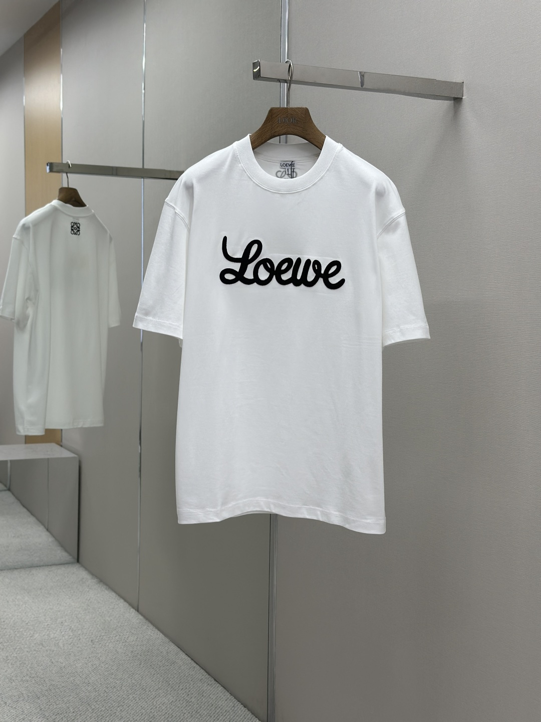 NO:414781,LOEWE 25SS spring and summer new style first-time counter latest short-sleeved round-neck T-shirt, high-end customization, avant-garde and fashionable design!  Brand logo heavy craft design, high-end customized 240g fabric, soft feel, comfortable to wear, exquisite counter-level car line, fine workmanship, invincible and handsome upper body effect!  A must-have item for handsome men!  Color black. White. Code number M-XXXL, loewe, T-shirt,tees, t-shirt,alexander wang19860909LOEWE 25SS春夏新款首发专柜最新款短袖圆领T恤 高端订制 设计前卫时尚！品牌logo重工艺设计 高端定制240克面料.手感柔软.穿着舒适.专柜级别精致车线.做工精细.上身效果无敌帅气！型男必备单品！颜色黑色.白色.码数M-XXXL,,loewe,T-shirt,tees，t-shirt,alexander wang,Men's clothing