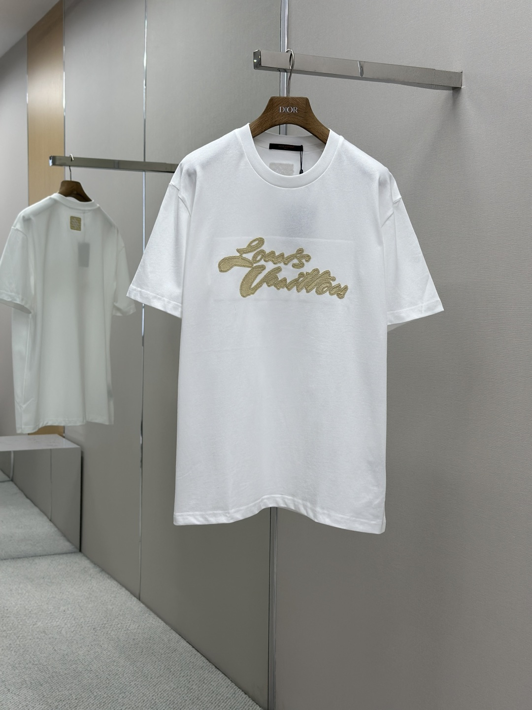 NO:414804,LOUIS VUITTON Signature embroidered letter short sleeves. The process description fabric is made of pure cotton material, and is embroidered patched with Tajima machine. The overall thread is straight and delicate. The fabric is comfortable and soft, and the color is consistent and has no color difference. It can be matched with the same style to create a fashionable look, and it can be customized for various occasions. It has three standards, and the same style as men and women!  Color black white SizeSMLXL,,louis vuitton,T-shirt,alexander wang19860909LOUIS VUITTON 签名刺绣字母短袖 工艺说明面料采用纯棉材质, 采用田岛机刺绣贴布,整体走线平直细腻,面料舒适柔软,颜色一致无色差 能与同款搭配营造时尚造型,驾驭各种场合,定制辅料,三标齐全,男女同款！ 颜色黑色 白色 SizeSMLXL,,louis vuitton,T-shirt,alexander wang,Men's clothing