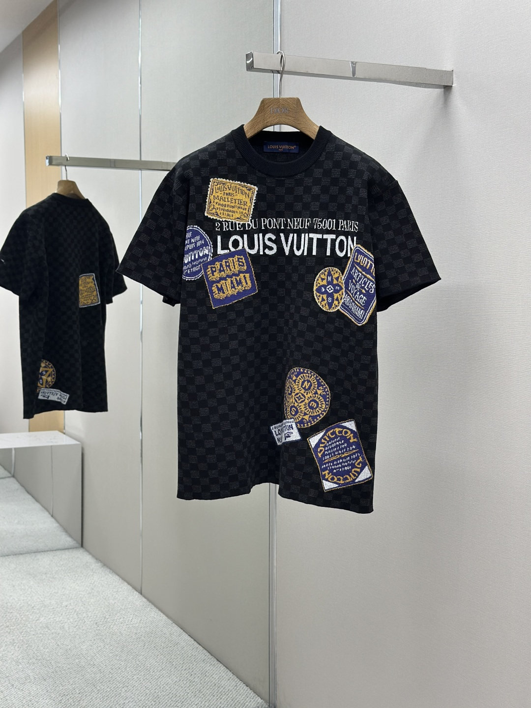 NO:414811,LOUIS VUITTON New Short-sleeved Round Neck Sweater This short-sleeved Round Neck Sweater follows the series' journey across the Atlantic Ocean, celebrating the art of travel with distinctive elements. The cotton blend knitted presents the Damier pattern, and the inlay logo outlined by the illuminated yarn is just like a luggage tag. Standard version Main fabric: cotton; except for auxiliary materials Full-size logo jacquard knitted contrasting yarn inlay logo Rib collar Correct version S-XL,,louis vuitton,T-shirt,alexander wang19860909LOUIS VUITTON新款 短袖圆领衫 本款短袖圆领衫追随本系列的横越大西洋之旅,借鲜明元素赞颂旅行艺术.棉质混纺针织呈现 Damier 图案,莹泽纱线勾勒的嵌花标识恰似行李标签. 标准版型 主面料: 棉; 辅料除外 全幅标识提花针织 撞色纱线嵌花标识 罗纹衣领 正确版本 S-XL,,louis vuitton,T-shirt,alexander wang,Men's clothing