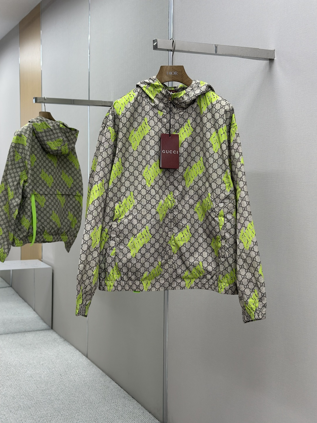 NO:414841,GUCCI 25Fw new full-print logo jacquard jacket In the early autumn 2025 series, Chinese art Currynew (Xiang Zhang) puts out creativity and ingenuity to incorporate the new brand logo into men's ready-to-wear, leather and works. This zipper is made of beige, dark brown and lime green plain-patterned polyester fiber poplin, and the whole body and print adds vitality. Correct version SizeSMLXL, gucci, jackets & coats, alexander wang19860909GUCCI 25Fw新款满印logo提花外套 在2025早秋系列中,中国艺术Currynew(Xiang Zhang)挥洒创意巧思,将全新品牌标识融入男士成衣、皮件和作品中.这款拉链采用米色、深棕色和柠檬绿平纹聚酯纤维府绸,通体和印花倍添活力色彩 正确版本 SizeSMLXL,,gucci,jackets & coats,alexander wang,Men's clothing