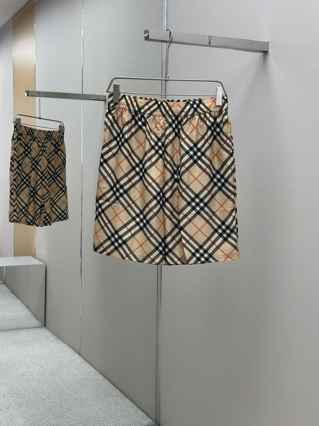 NO:414830,burberry*/Burberry 25Ss new classic tilted plaid shorts Italian worsted fabric is a kind of life, mollusks in the ocean, they have hard shells, which are cleverly used to make buttons, not only durable, but also have a unique natural beauty. SizeS/M/L/XL,,burberry,burberry,shorts,alexander wang19860909burberry*/巴宝莉 25Ss新款经典斜格纹短裤 意大利精纺面料,是一种生活,海洋中的软体动物,它们具有硬壳,这硬壳被巧妙地用于制作纽扣,不仅耐用,而且独具一种自然的美感. SizeS/M/L/XL,,burberry,burberry,shorts,alexander wang,Men's clothing