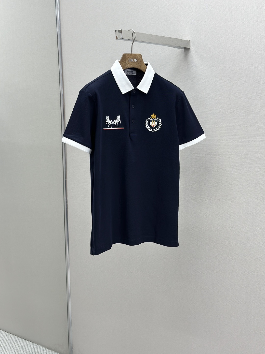 P330
HERMES 2025夏季新品翻领polo短袖
高端商务时尚单品设计,更加时尚舒适,高标准定制,上身非常有型,奢华品牌经典LOGO图案 客供辅料,客供进口舒适透气面料🔥质感非常细腻,细节工艺精湛考究,辅料皆为外商客供,塑造性极高的一款单品,任何时装都可以搭配,版型超级好 ✂️潮男必备单品!尺码:M-XXXL