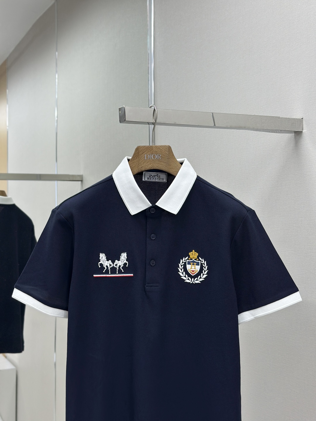 P330
HERMES 2025夏季新品翻领polo短袖
高端商务时尚单品设计,更加时尚舒适,高标准定制,上身非常有型,奢华品牌经典LOGO图案 客供辅料,客供进口舒适透气面料🔥质感非常细腻,细节工艺精湛考究,辅料皆为外商客供,塑造性极高的一款单品,任何时装都可以搭配,版型超级好 ✂️潮男必备单品!尺码:M-XXXL