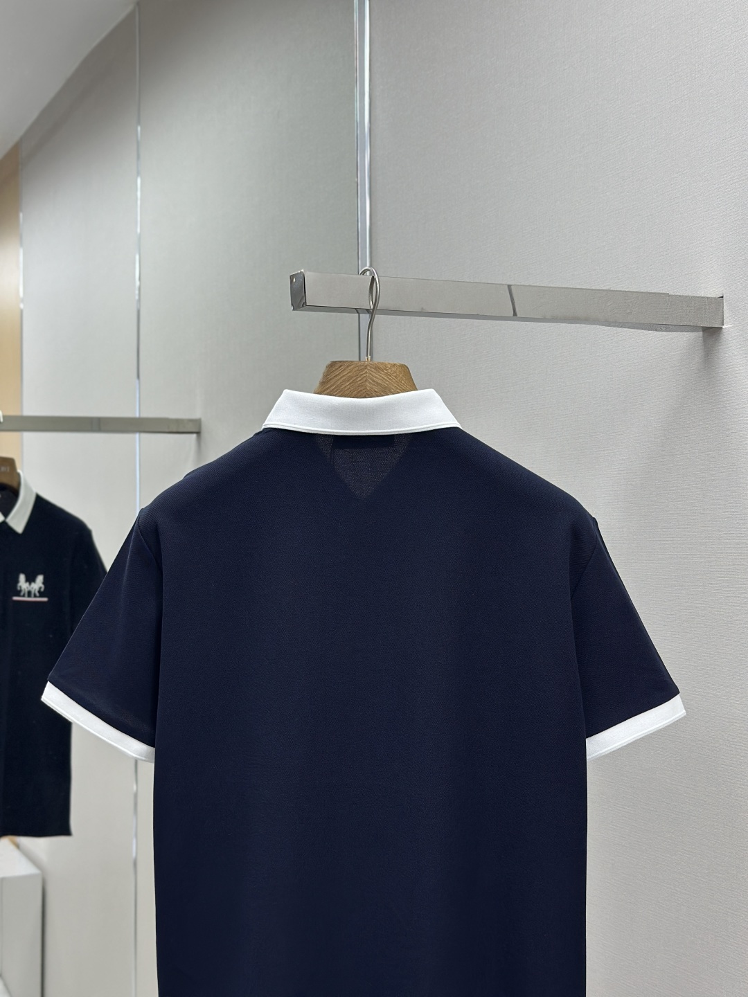 P330
HERMES 2025夏季新品翻领polo短袖
高端商务时尚单品设计,更加时尚舒适,高标准定制,上身非常有型,奢华品牌经典LOGO图案 客供辅料,客供进口舒适透气面料🔥质感非常细腻,细节工艺精湛考究,辅料皆为外商客供,塑造性极高的一款单品,任何时装都可以搭配,版型超级好 ✂️潮男必备单品!尺码:M-XXXL