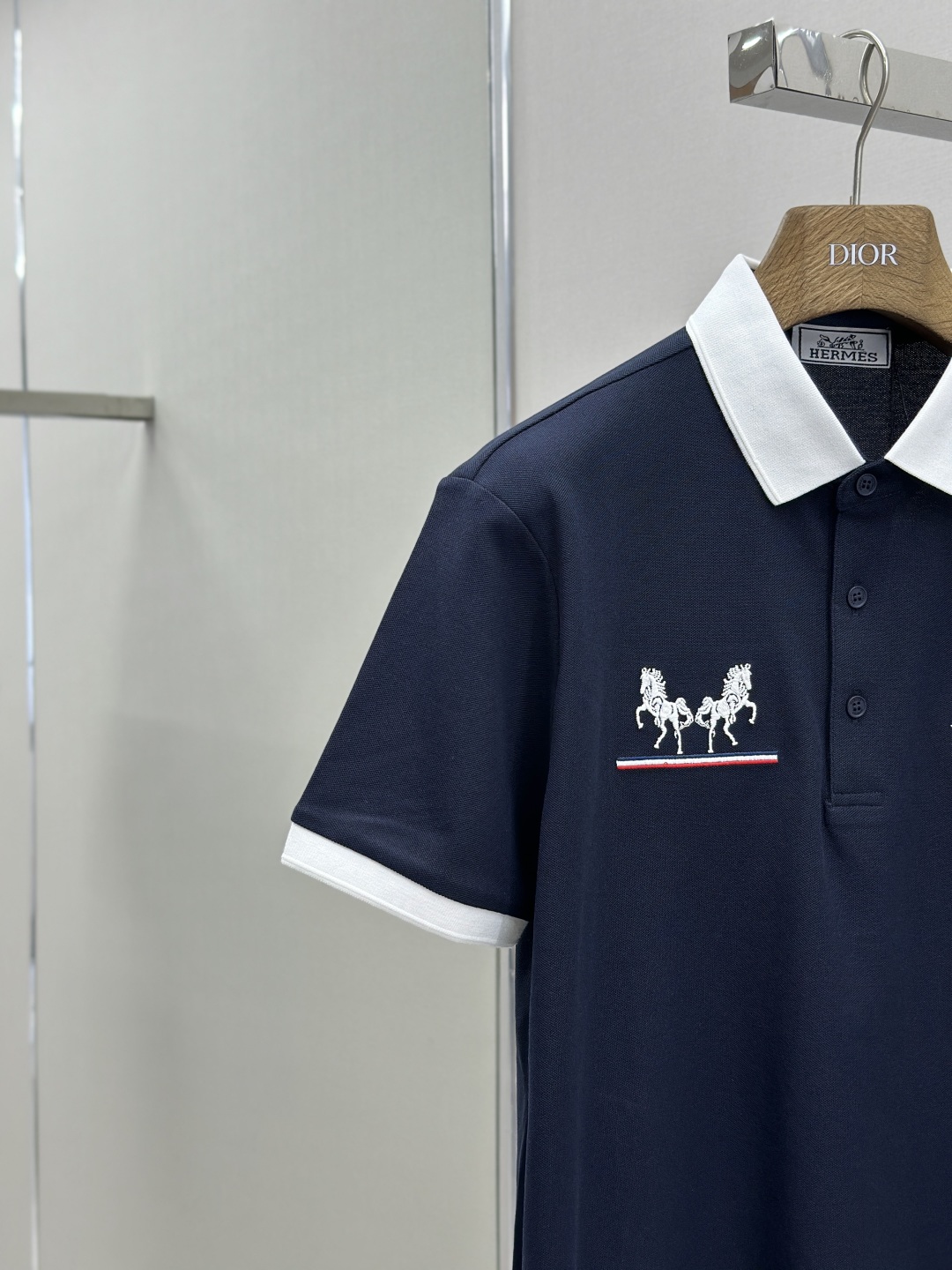 P330
HERMES 2025夏季新品翻领polo短袖
高端商务时尚单品设计,更加时尚舒适,高标准定制,上身非常有型,奢华品牌经典LOGO图案 客供辅料,客供进口舒适透气面料🔥质感非常细腻,细节工艺精湛考究,辅料皆为外商客供,塑造性极高的一款单品,任何时装都可以搭配,版型超级好 ✂️潮男必备单品!尺码:M-XXXL