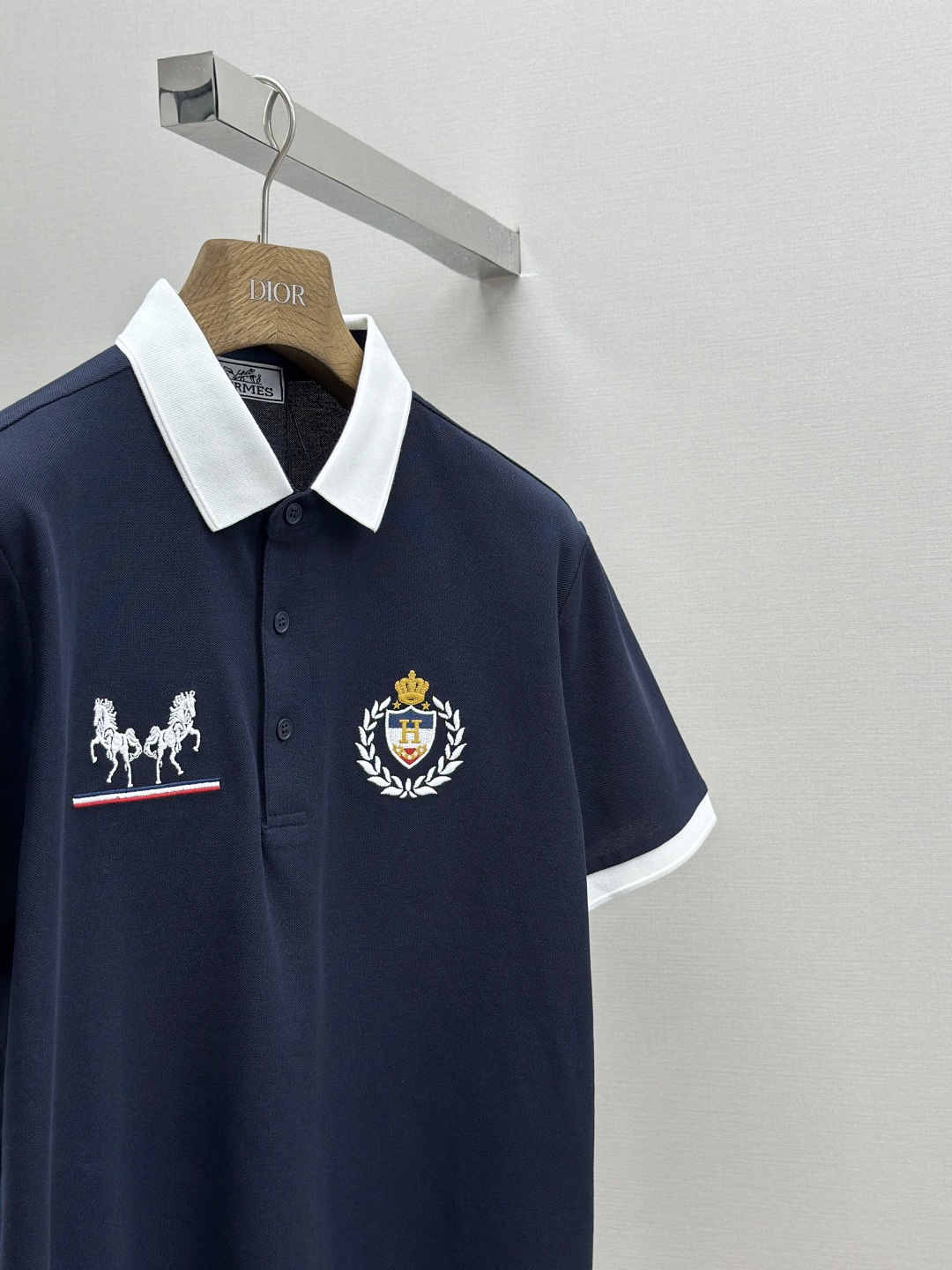 P330
HERMES 2025夏季新品翻领polo短袖
高端商务时尚单品设计,更加时尚舒适,高标准定制,上身非常有型,奢华品牌经典LOGO图案 客供辅料,客供进口舒适透气面料🔥质感非常细腻,细节工艺精湛考究,辅料皆为外商客供,塑造性极高的一款单品,任何时装都可以搭配,版型超级好 ✂️潮男必备单品!尺码:M-XXXL