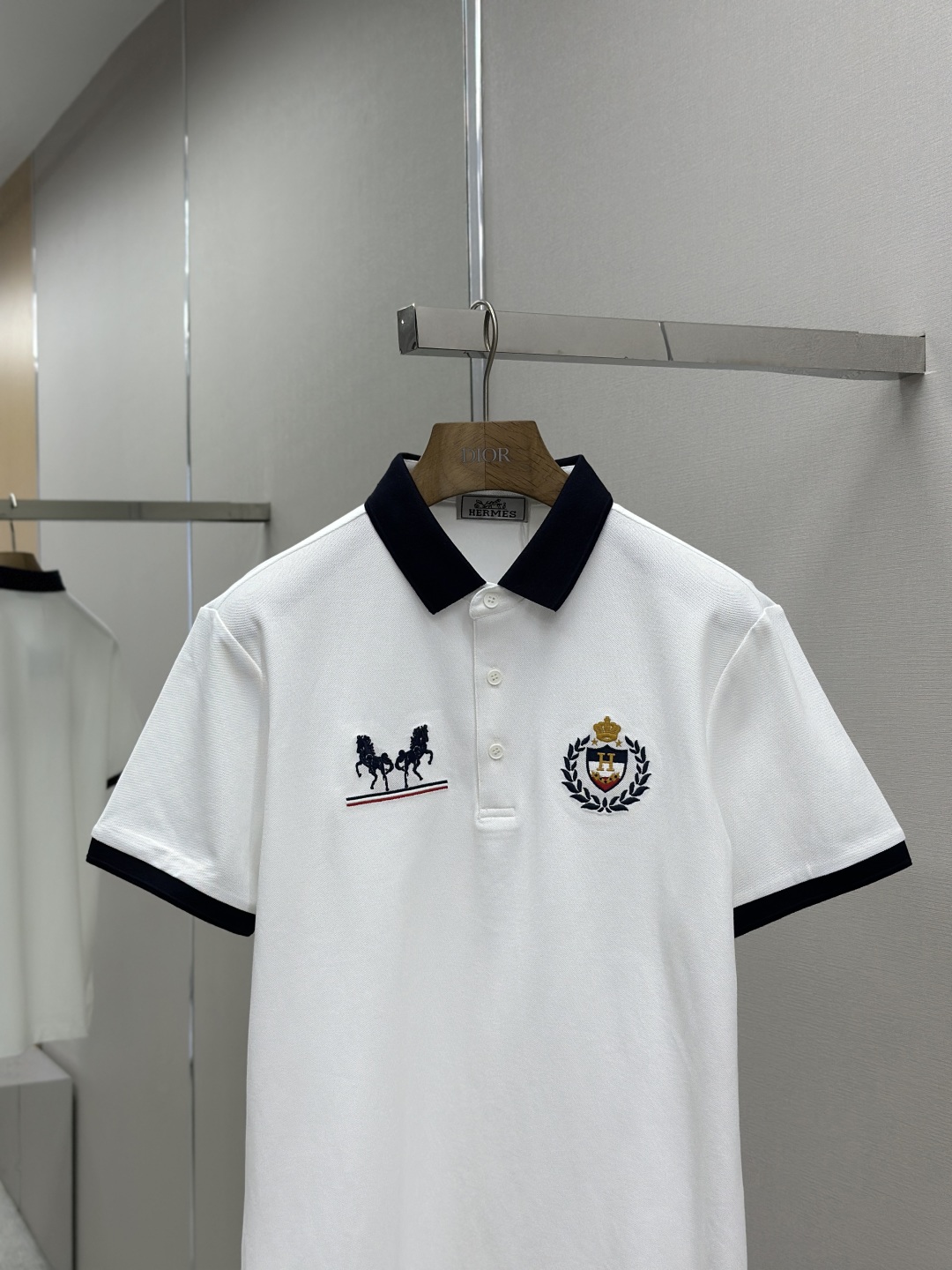 P330
HERMES 2025夏季新品翻领polo短袖
高端商务时尚单品设计,更加时尚舒适,高标准定制,上身非常有型,奢华品牌经典LOGO图案 客供辅料,客供进口舒适透气面料🔥质感非常细腻,细节工艺精湛考究,辅料皆为外商客供,塑造性极高的一款单品,任何时装都可以搭配,版型超级好 ✂️潮男必备单品!尺码:M-XXXL