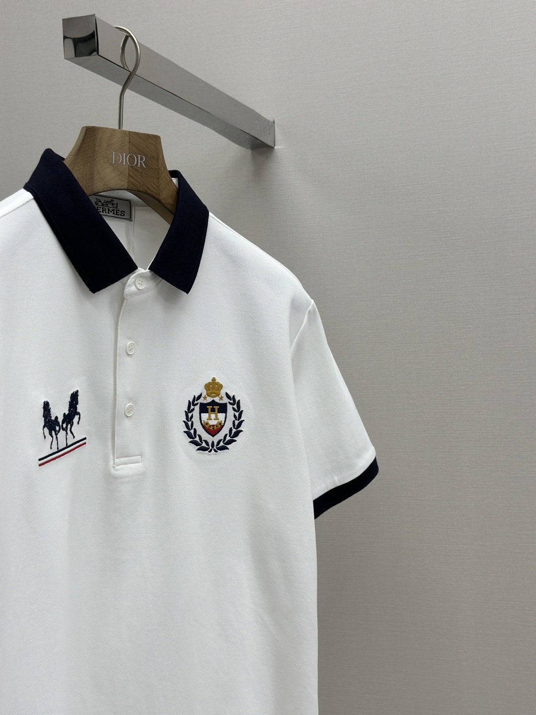 P330
HERMES 2025夏季新品翻领polo短袖
高端商务时尚单品设计,更加时尚舒适,高标准定制,上身非常有型,奢华品牌经典LOGO图案 客供辅料,客供进口舒适透气面料🔥质感非常细腻,细节工艺精湛考究,辅料皆为外商客供,塑造性极高的一款单品,任何时装都可以搭配,版型超级好 ✂️潮男必备单品!尺码:M-XXXL