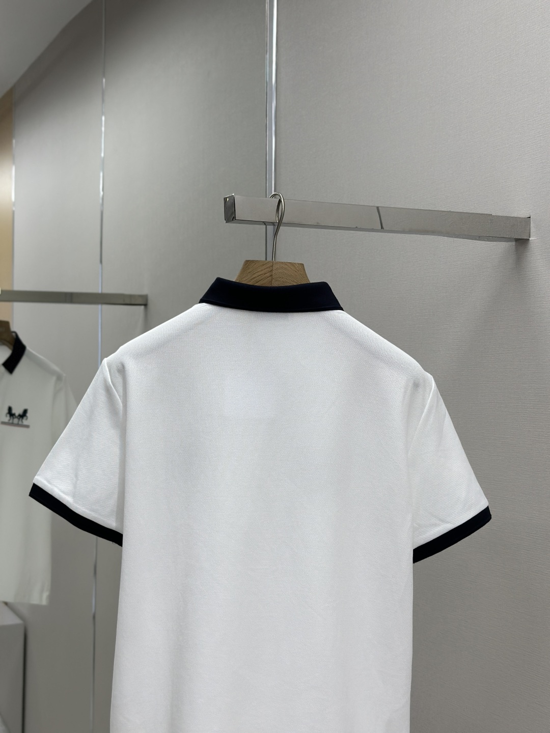 P330
HERMES 2025夏季新品翻领polo短袖
高端商务时尚单品设计,更加时尚舒适,高标准定制,上身非常有型,奢华品牌经典LOGO图案 客供辅料,客供进口舒适透气面料🔥质感非常细腻,细节工艺精湛考究,辅料皆为外商客供,塑造性极高的一款单品,任何时装都可以搭配,版型超级好 ✂️潮男必备单品!尺码:M-XXXL