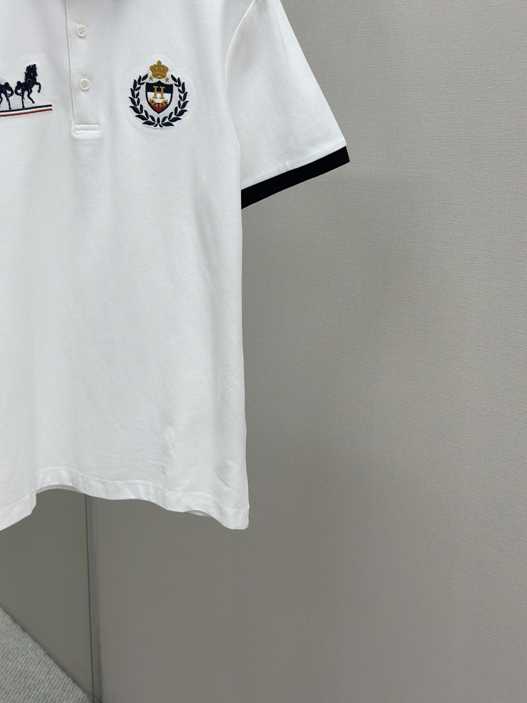 P330
HERMES 2025夏季新品翻领polo短袖
高端商务时尚单品设计,更加时尚舒适,高标准定制,上身非常有型,奢华品牌经典LOGO图案 客供辅料,客供进口舒适透气面料🔥质感非常细腻,细节工艺精湛考究,辅料皆为外商客供,塑造性极高的一款单品,任何时装都可以搭配,版型超级好 ✂️潮男必备单品!尺码:M-XXXL