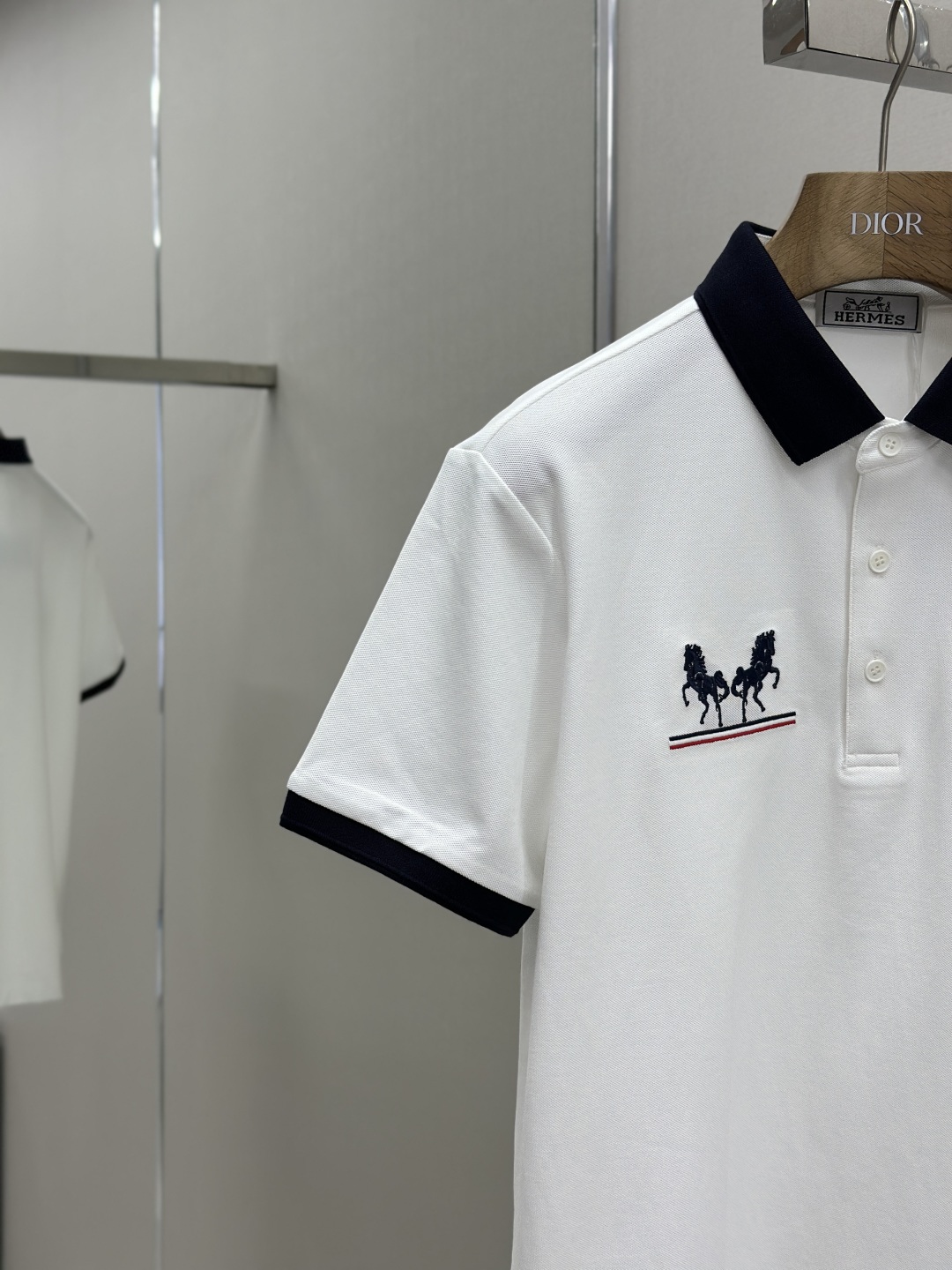 P330
HERMES 2025夏季新品翻领polo短袖
高端商务时尚单品设计,更加时尚舒适,高标准定制,上身非常有型,奢华品牌经典LOGO图案 客供辅料,客供进口舒适透气面料🔥质感非常细腻,细节工艺精湛考究,辅料皆为外商客供,塑造性极高的一款单品,任何时装都可以搭配,版型超级好 ✂️潮男必备单品!尺码:M-XXXL