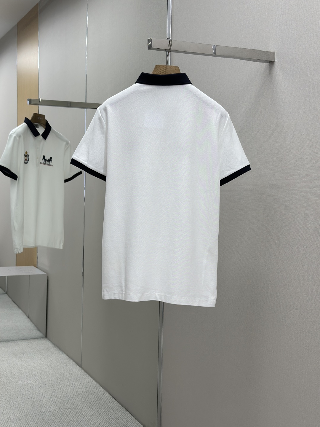 P330
HERMES 2025夏季新品翻领polo短袖
高端商务时尚单品设计,更加时尚舒适,高标准定制,上身非常有型,奢华品牌经典LOGO图案 客供辅料,客供进口舒适透气面料🔥质感非常细腻,细节工艺精湛考究,辅料皆为外商客供,塑造性极高的一款单品,任何时装都可以搭配,版型超级好 ✂️潮男必备单品!尺码:M-XXXL