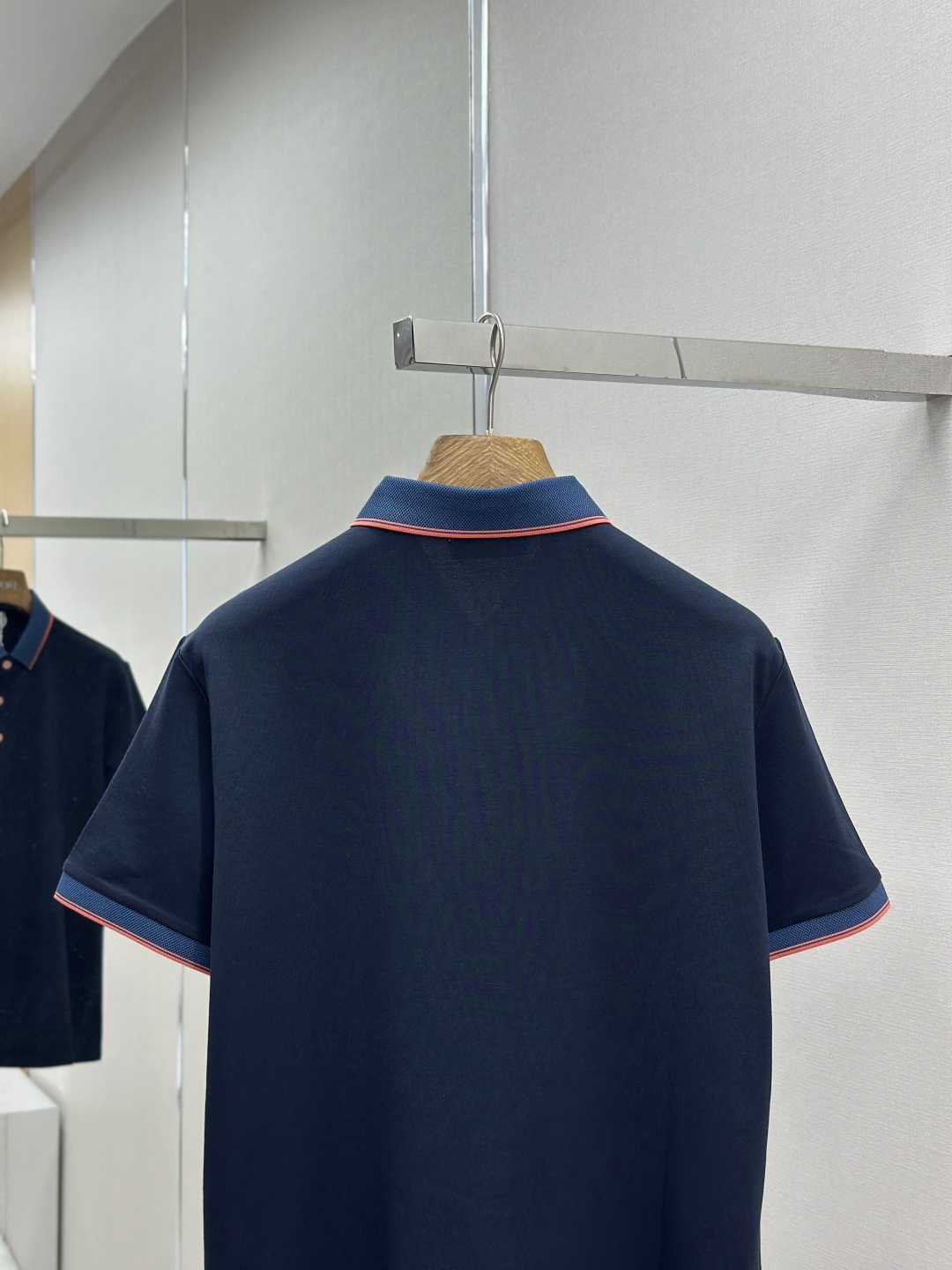P330
HERMES  2025夏季新品翻领polo短袖
高端商务时尚单品设计，更加时尚舒适，高标准定制，上身非常有型，奢华品牌经典LOGO图案 客供辅料，客供进口舒适透气面料🔥质感非常细腻，细节工艺精湛考究，辅料皆为外商客供，塑造性极高的一款单品，任何时装都可以搭配，版型超级好 ✂️潮男必备单品！尺码:M-XXXL