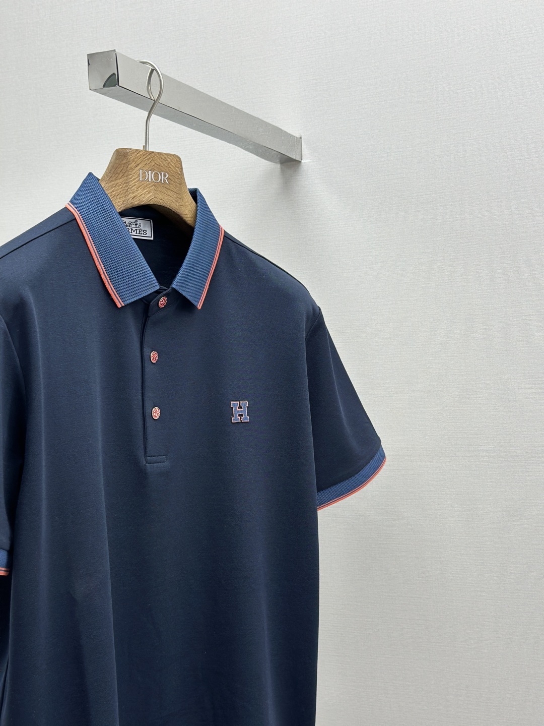 P330
HERMES  2025夏季新品翻领polo短袖
高端商务时尚单品设计，更加时尚舒适，高标准定制，上身非常有型，奢华品牌经典LOGO图案 客供辅料，客供进口舒适透气面料🔥质感非常细腻，细节工艺精湛考究，辅料皆为外商客供，塑造性极高的一款单品，任何时装都可以搭配，版型超级好 ✂️潮男必备单品！尺码:M-XXXL