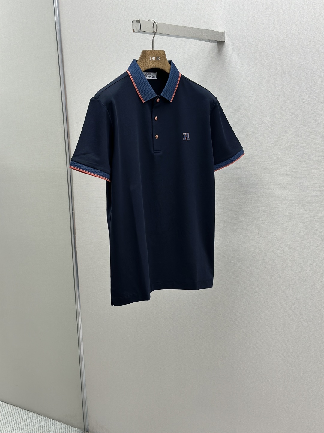 P330
HERMES  2025夏季新品翻领polo短袖
高端商务时尚单品设计，更加时尚舒适，高标准定制，上身非常有型，奢华品牌经典LOGO图案 客供辅料，客供进口舒适透气面料🔥质感非常细腻，细节工艺精湛考究，辅料皆为外商客供，塑造性极高的一款单品，任何时装都可以搭配，版型超级好 ✂️潮男必备单品！尺码:M-XXXL