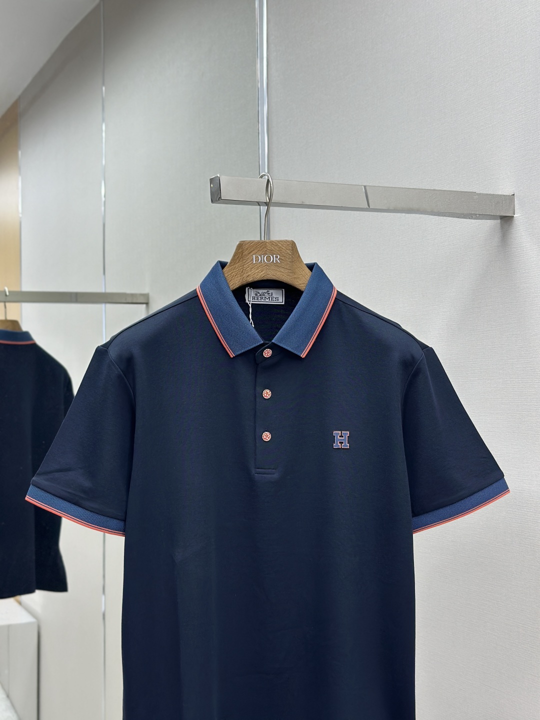 P330
HERMES  2025夏季新品翻领polo短袖
高端商务时尚单品设计，更加时尚舒适，高标准定制，上身非常有型，奢华品牌经典LOGO图案 客供辅料，客供进口舒适透气面料🔥质感非常细腻，细节工艺精湛考究，辅料皆为外商客供，塑造性极高的一款单品，任何时装都可以搭配，版型超级好 ✂️潮男必备单品！尺码:M-XXXL