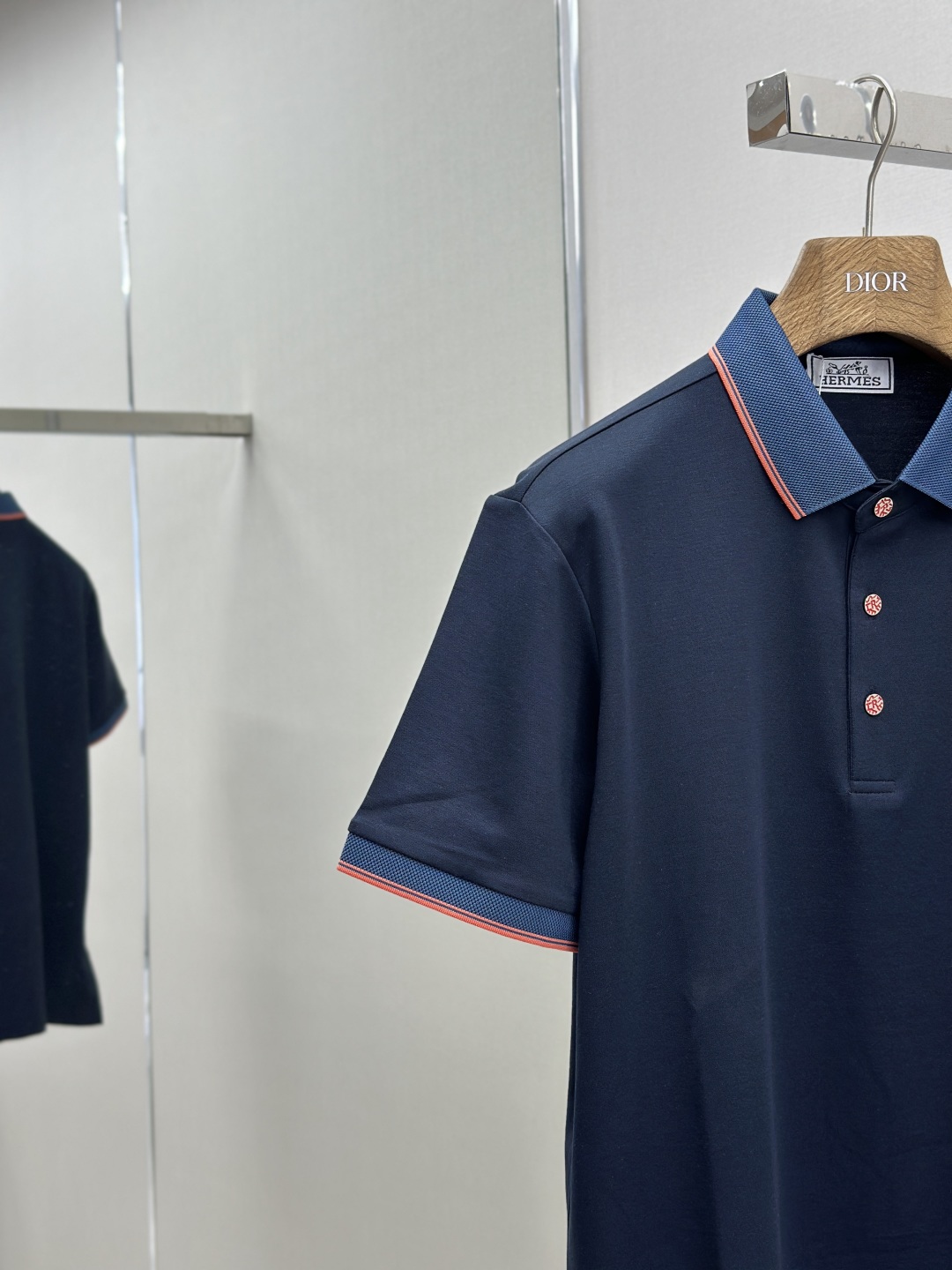 P330
HERMES  2025夏季新品翻领polo短袖
高端商务时尚单品设计，更加时尚舒适，高标准定制，上身非常有型，奢华品牌经典LOGO图案 客供辅料，客供进口舒适透气面料🔥质感非常细腻，细节工艺精湛考究，辅料皆为外商客供，塑造性极高的一款单品，任何时装都可以搭配，版型超级好 ✂️潮男必备单品！尺码:M-XXXL