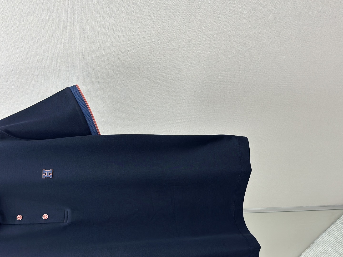 P330
HERMES  2025夏季新品翻领polo短袖
高端商务时尚单品设计，更加时尚舒适，高标准定制，上身非常有型，奢华品牌经典LOGO图案 客供辅料，客供进口舒适透气面料🔥质感非常细腻，细节工艺精湛考究，辅料皆为外商客供，塑造性极高的一款单品，任何时装都可以搭配，版型超级好 ✂️潮男必备单品！尺码:M-XXXL