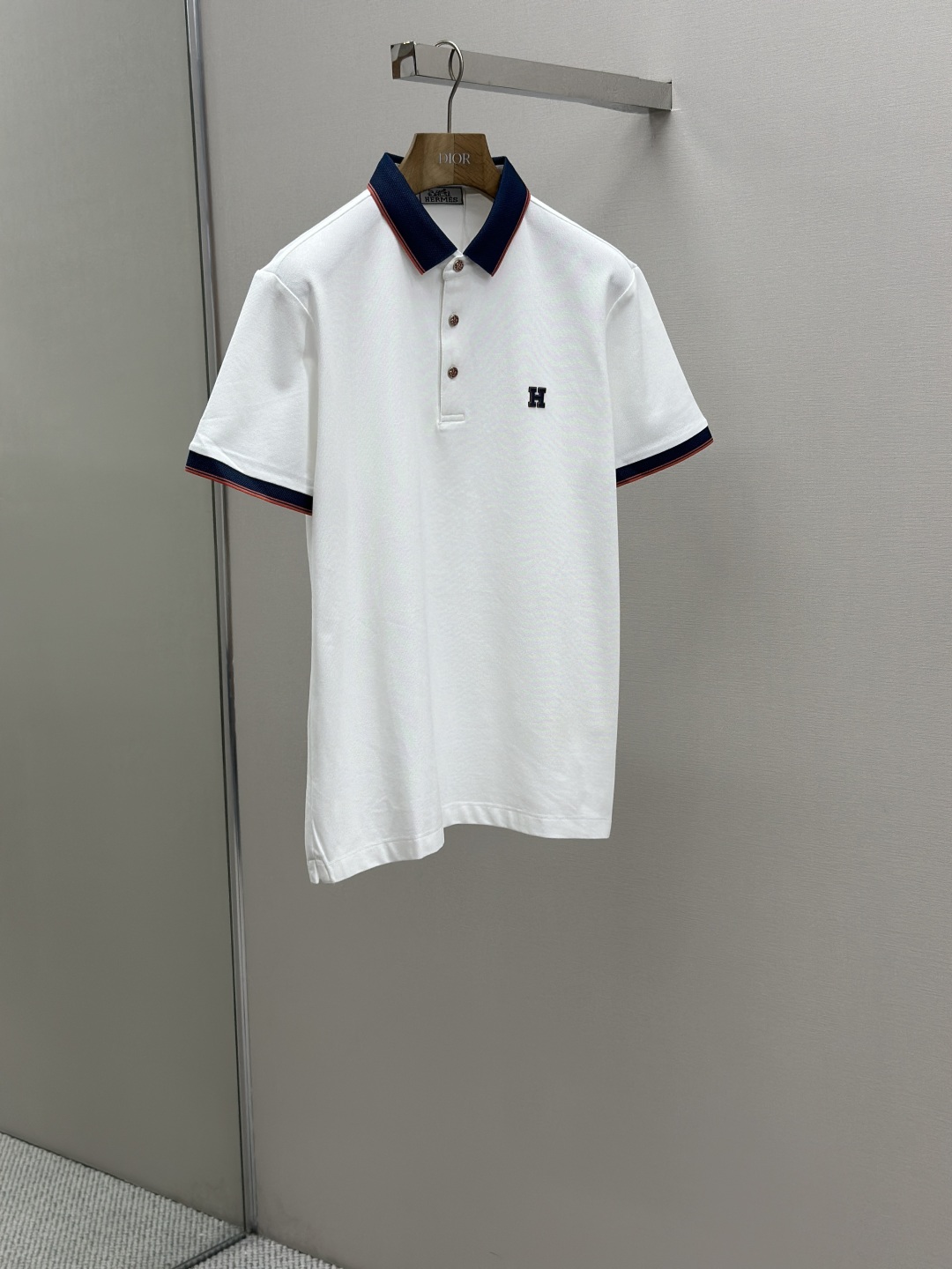 P330
HERMES 2025夏季新品翻领polo短袖
高端商务时尚单品设计,更加时尚舒适,高标准定制,上身非常有型,奢华品牌经典LOGO图案 客供辅料,客供进口舒适透气面料🔥质感非常细腻,细节工艺精湛考究,辅料皆为外商客供,塑造性极高的一款单品,任何时装都可以搭配,版型超级好 ✂️潮男必备单品!尺码:M-XXXL