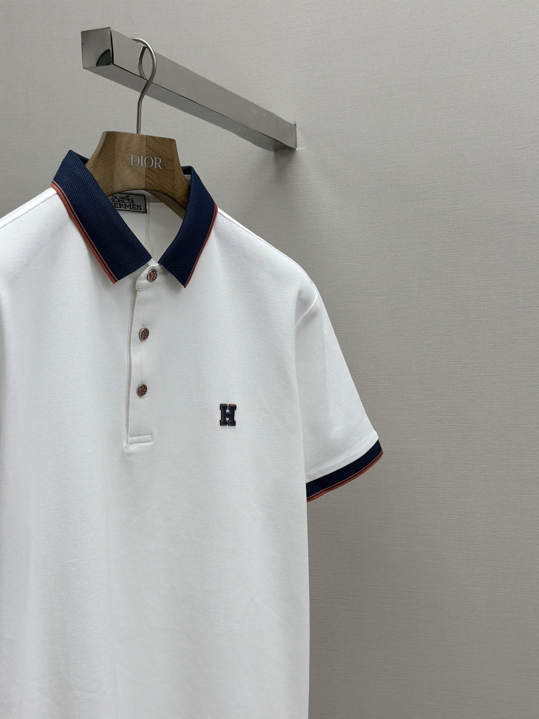 P330
HERMES 2025夏季新品翻领polo短袖
高端商务时尚单品设计,更加时尚舒适,高标准定制,上身非常有型,奢华品牌经典LOGO图案 客供辅料,客供进口舒适透气面料🔥质感非常细腻,细节工艺精湛考究,辅料皆为外商客供,塑造性极高的一款单品,任何时装都可以搭配,版型超级好 ✂️潮男必备单品!尺码:M-XXXL