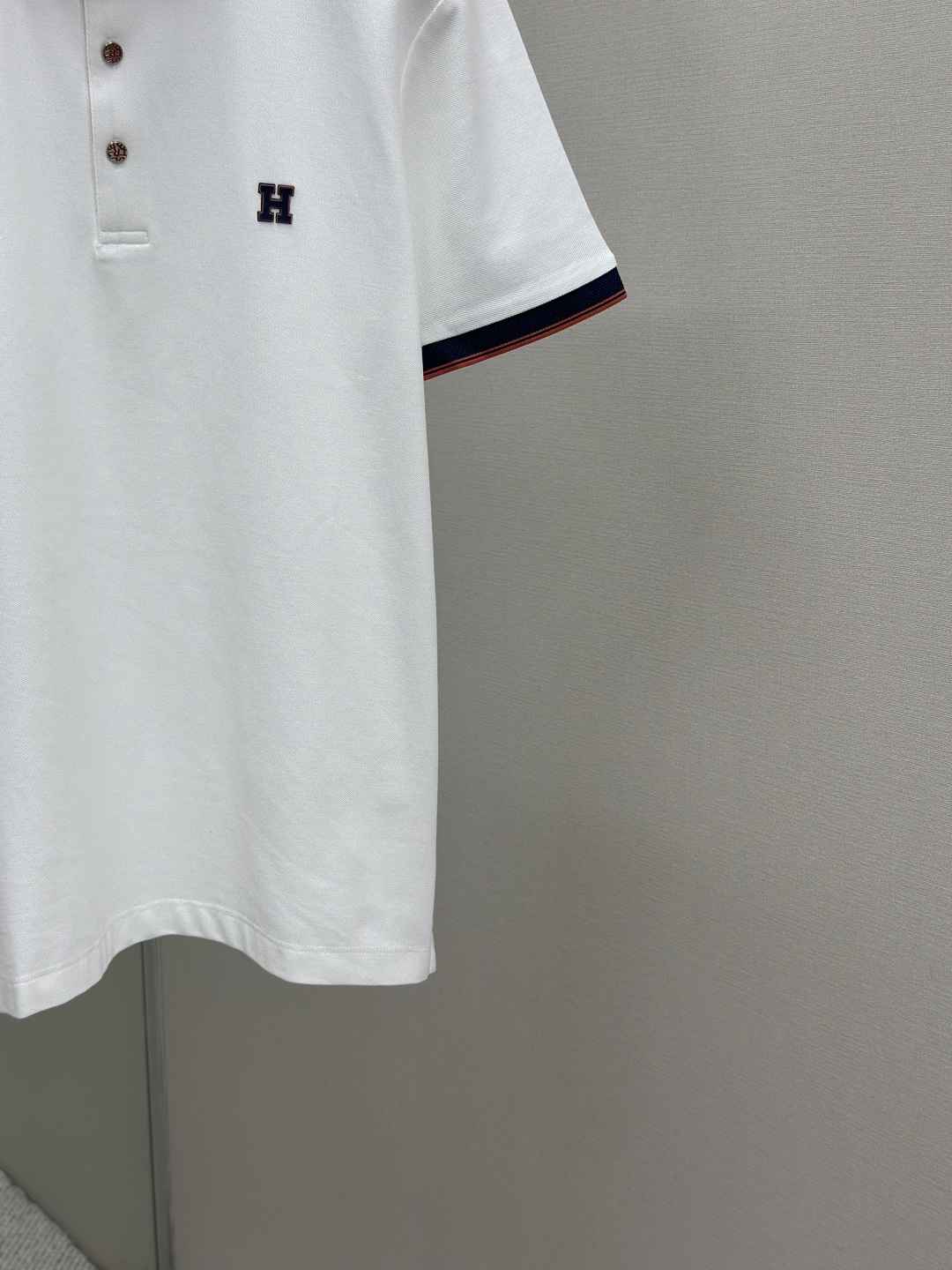 P330
HERMES 2025夏季新品翻领polo短袖
高端商务时尚单品设计,更加时尚舒适,高标准定制,上身非常有型,奢华品牌经典LOGO图案 客供辅料,客供进口舒适透气面料🔥质感非常细腻,细节工艺精湛考究,辅料皆为外商客供,塑造性极高的一款单品,任何时装都可以搭配,版型超级好 ✂️潮男必备单品!尺码:M-XXXL