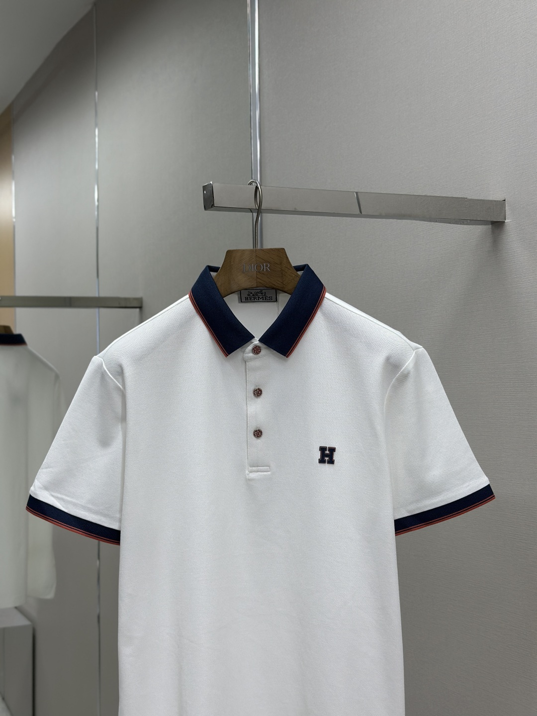 P330
HERMES 2025夏季新品翻领polo短袖
高端商务时尚单品设计,更加时尚舒适,高标准定制,上身非常有型,奢华品牌经典LOGO图案 客供辅料,客供进口舒适透气面料🔥质感非常细腻,细节工艺精湛考究,辅料皆为外商客供,塑造性极高的一款单品,任何时装都可以搭配,版型超级好 ✂️潮男必备单品!尺码:M-XXXL