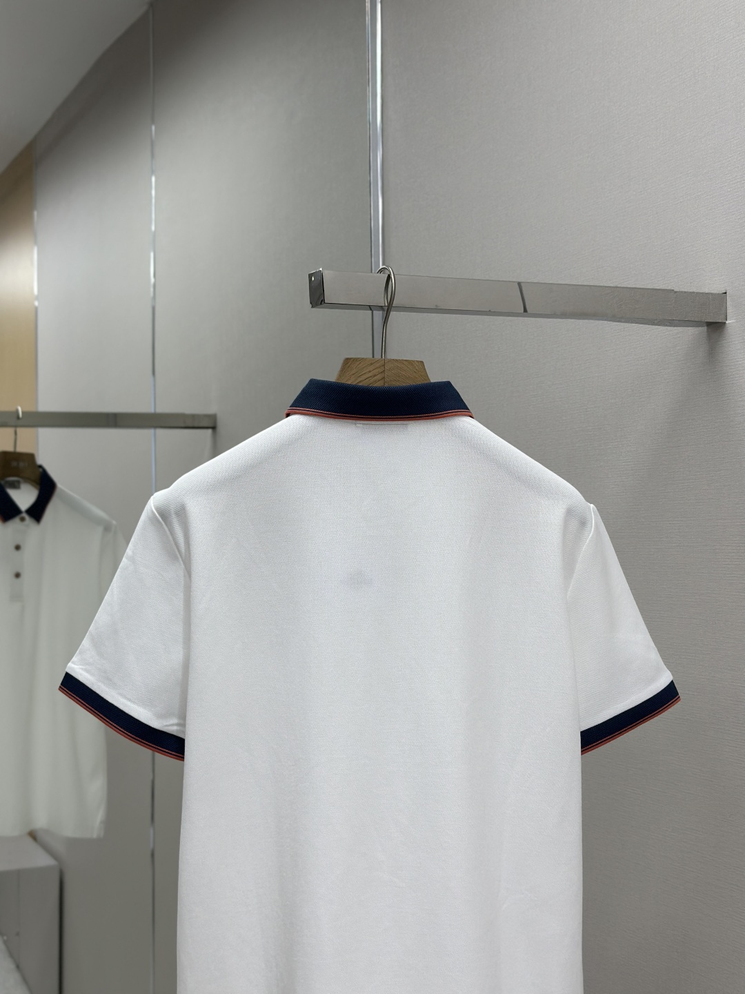 P330
HERMES 2025夏季新品翻领polo短袖
高端商务时尚单品设计,更加时尚舒适,高标准定制,上身非常有型,奢华品牌经典LOGO图案 客供辅料,客供进口舒适透气面料🔥质感非常细腻,细节工艺精湛考究,辅料皆为外商客供,塑造性极高的一款单品,任何时装都可以搭配,版型超级好 ✂️潮男必备单品!尺码:M-XXXL