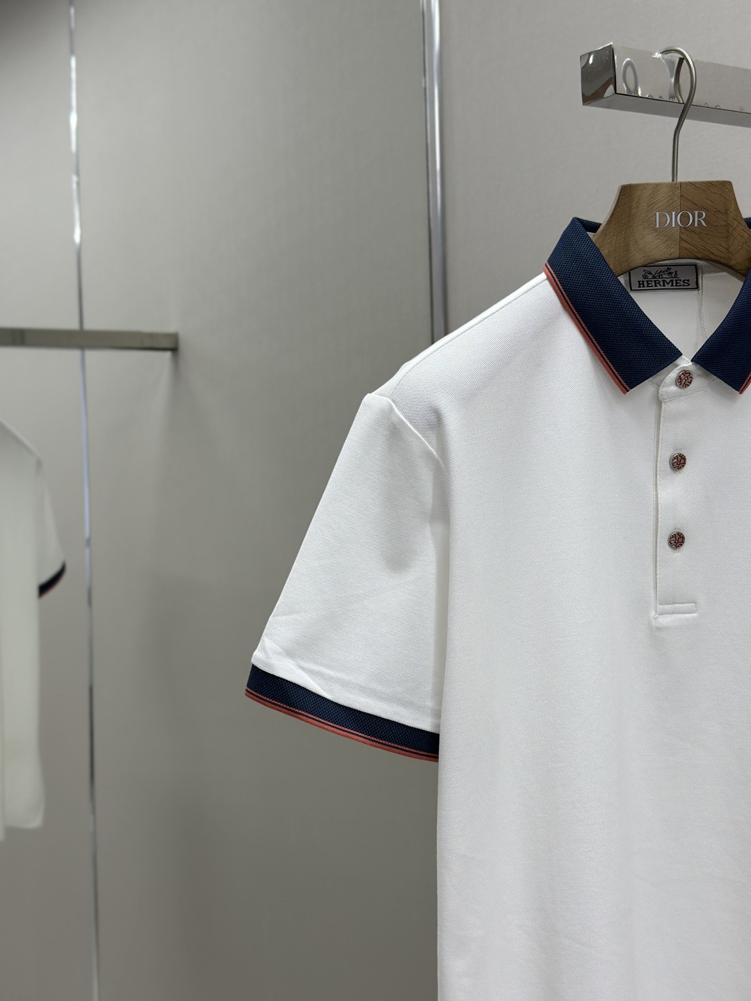 P330
HERMES 2025夏季新品翻领polo短袖
高端商务时尚单品设计,更加时尚舒适,高标准定制,上身非常有型,奢华品牌经典LOGO图案 客供辅料,客供进口舒适透气面料🔥质感非常细腻,细节工艺精湛考究,辅料皆为外商客供,塑造性极高的一款单品,任何时装都可以搭配,版型超级好 ✂️潮男必备单品!尺码:M-XXXL