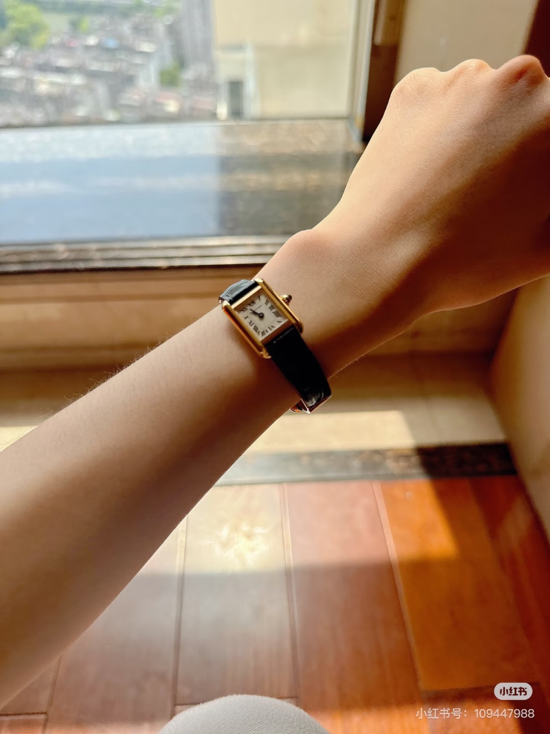 NO:390103,No matter how many times you look at it, the mini tank will still be amazed. The classic square dial is paired with Roman numerals, retro and high-end. The combination of gold watch frame and black crocodile leather strap is full of texture, and it really shows your temperament when you wear it. Crocodile skin19860909无论看多少次还是会被惊艳住的mini坦克,经典的方形表盘搭配罗马数字,复古又高级.金色表框和黑色鳄鱼皮表带的组合,质感拉满,戴上手真的超显气质,,crocodile skin,Watch