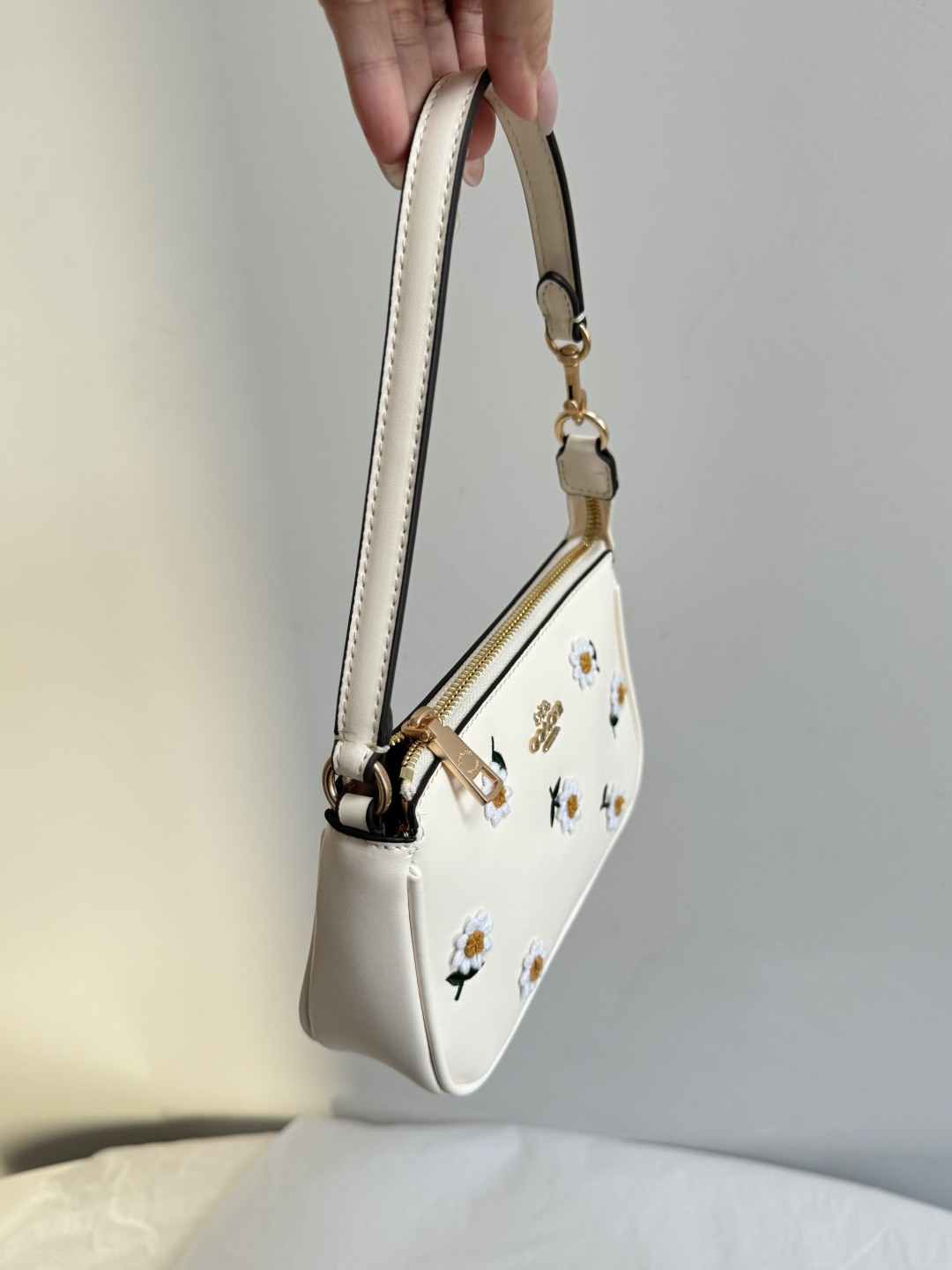 Белая сумка Coach с вышивкой ромашек