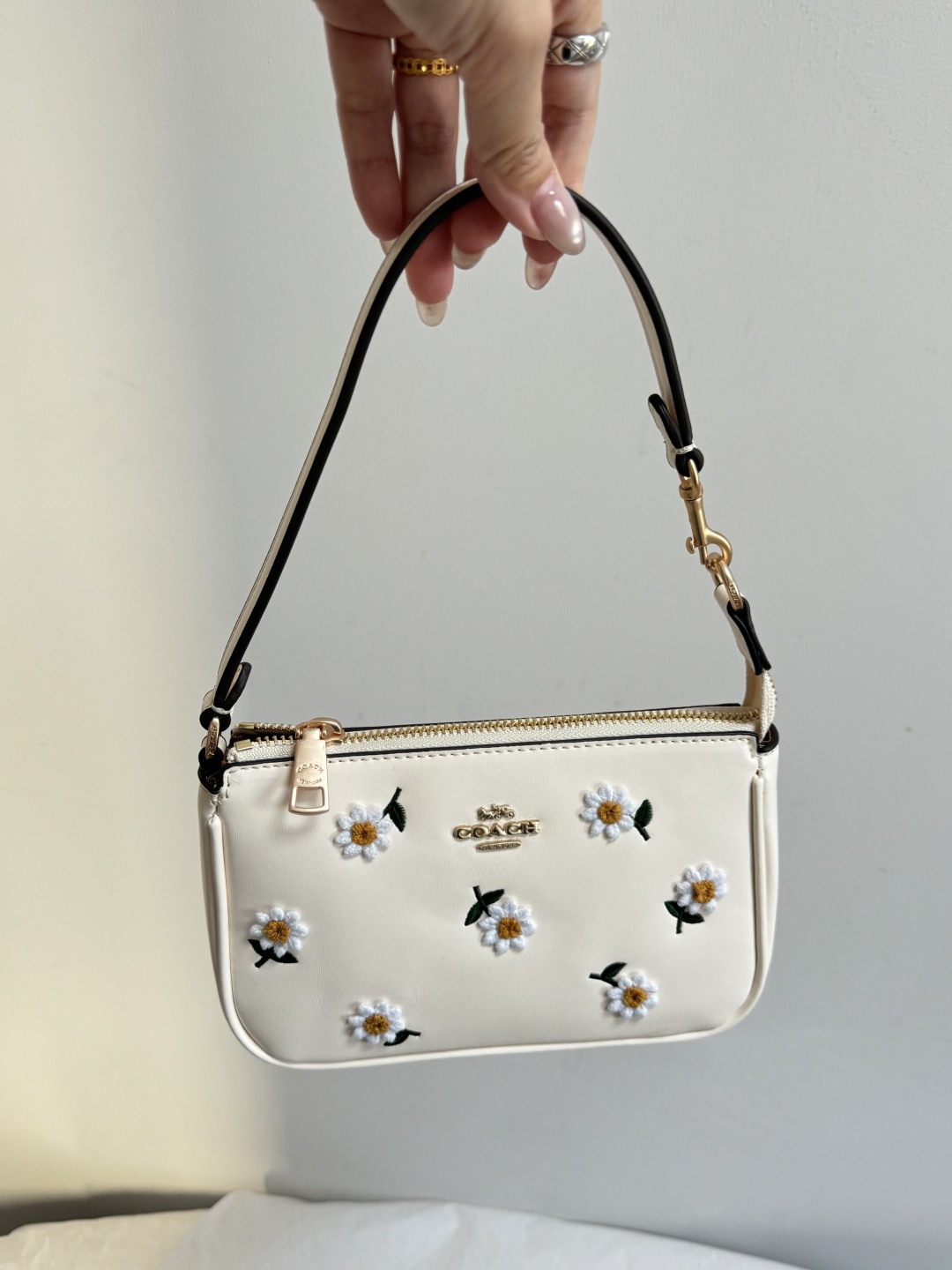 Белая сумка Coach с вышивкой ромашек