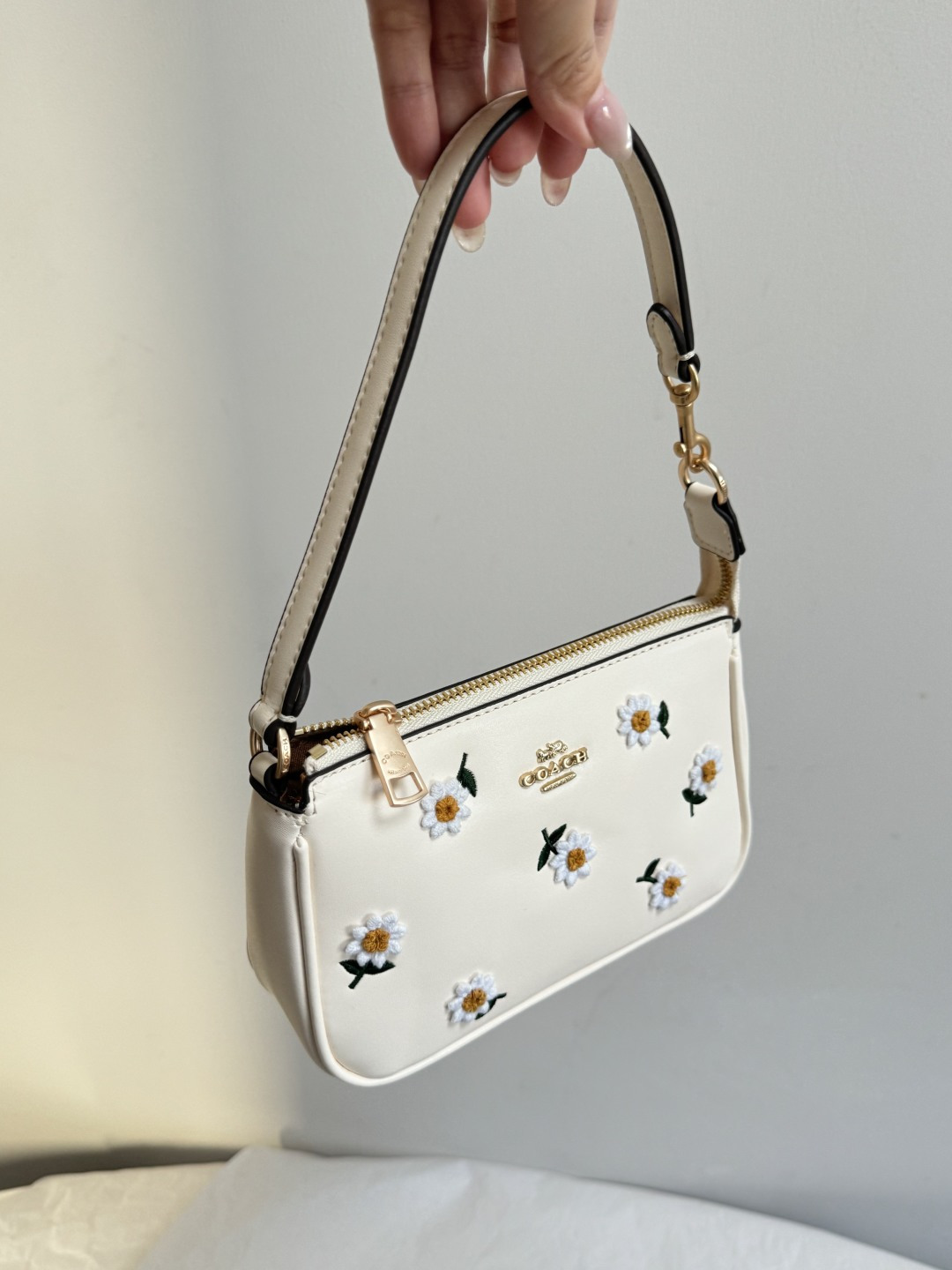 Белая сумка Coach с вышивкой ромашек